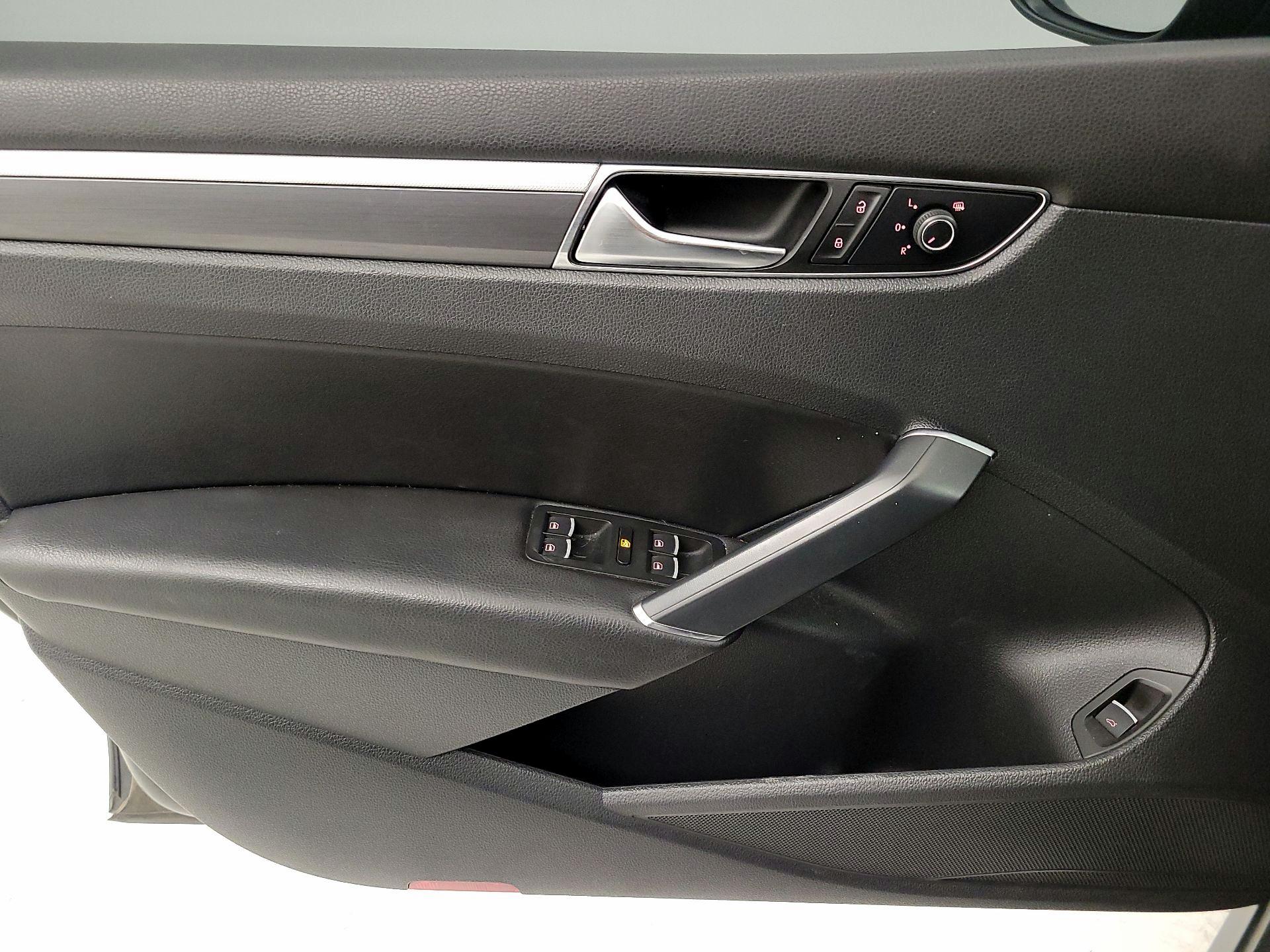 Thumbnail: 2017 Volkswagen Passat - 12