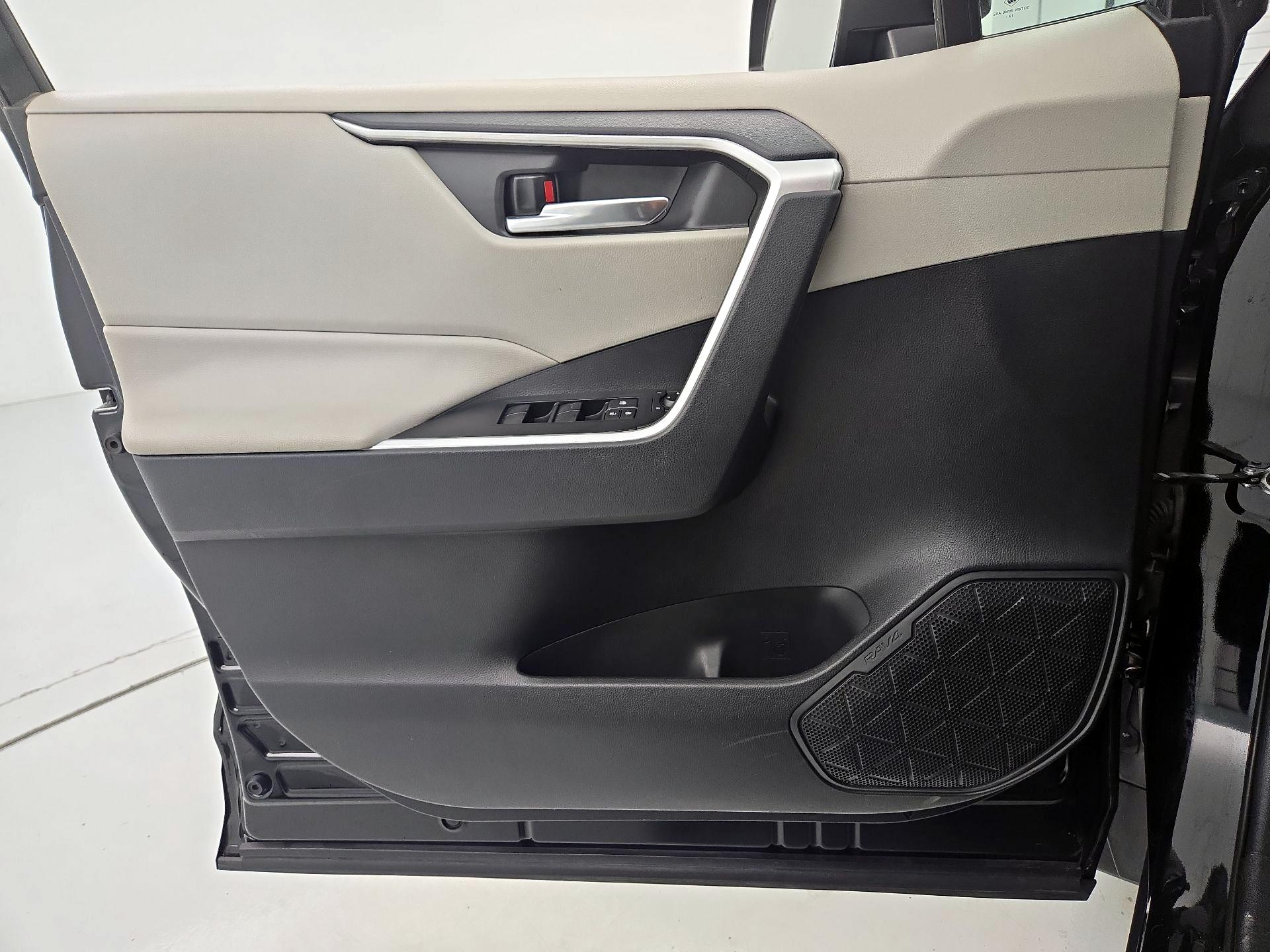 Thumbnail: 2020 Toyota RAV4 - 12