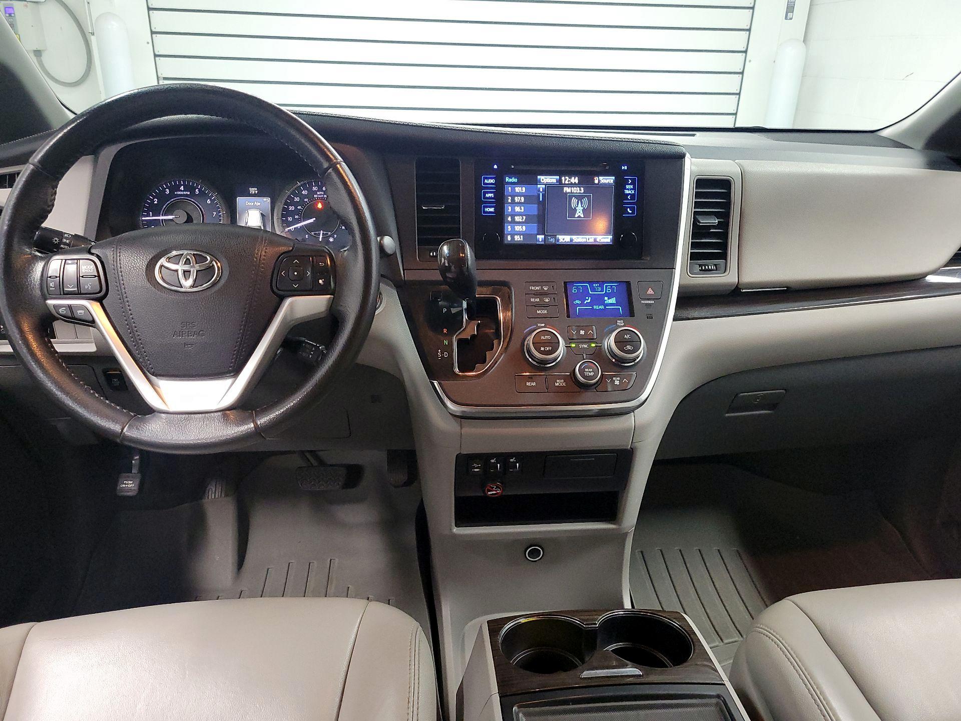 Thumbnail: 2017 Toyota Sienna - 9