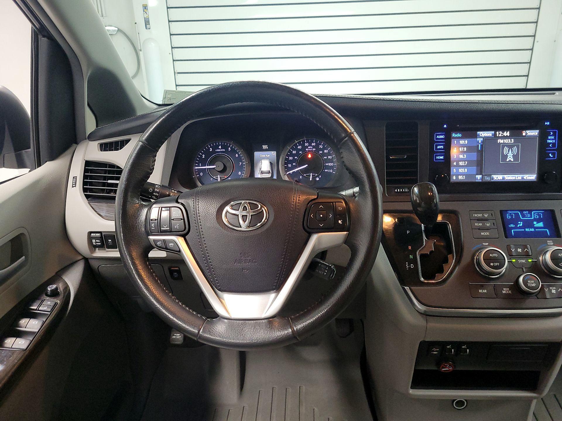 Thumbnail: 2017 Toyota Sienna - 10