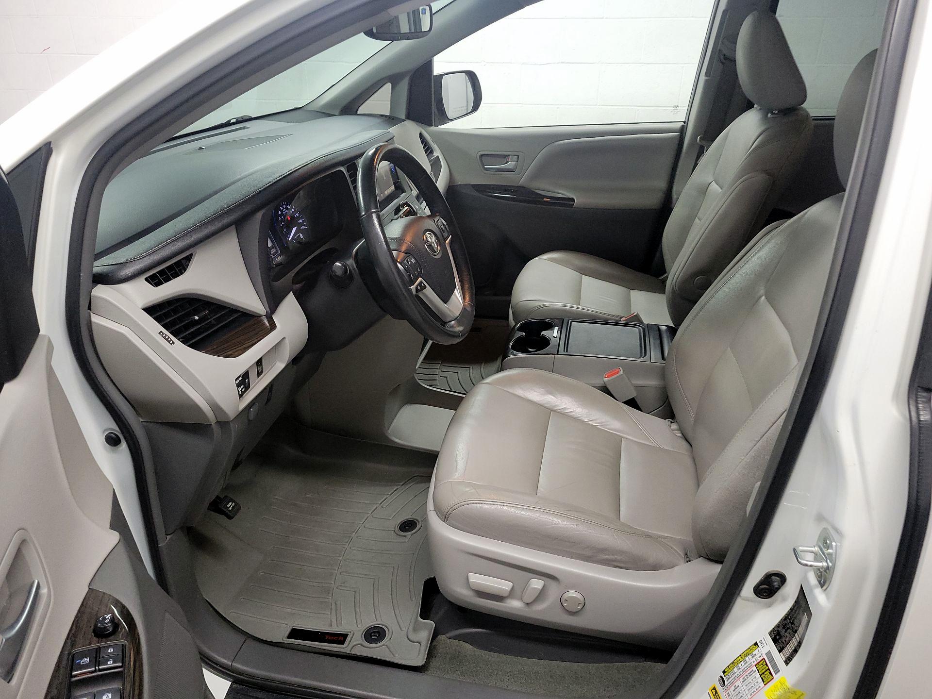 Thumbnail: 2017 Toyota Sienna - 11
