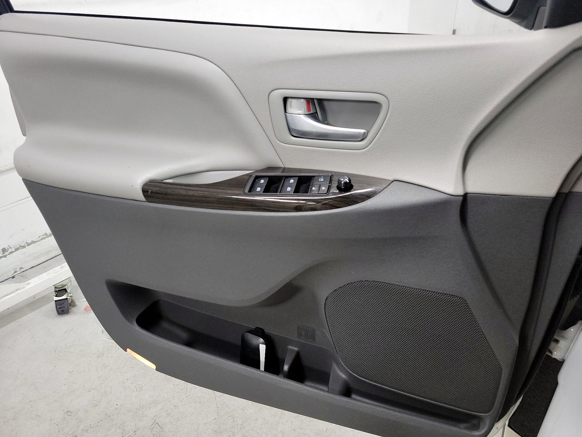 Thumbnail: 2017 Toyota Sienna - 12