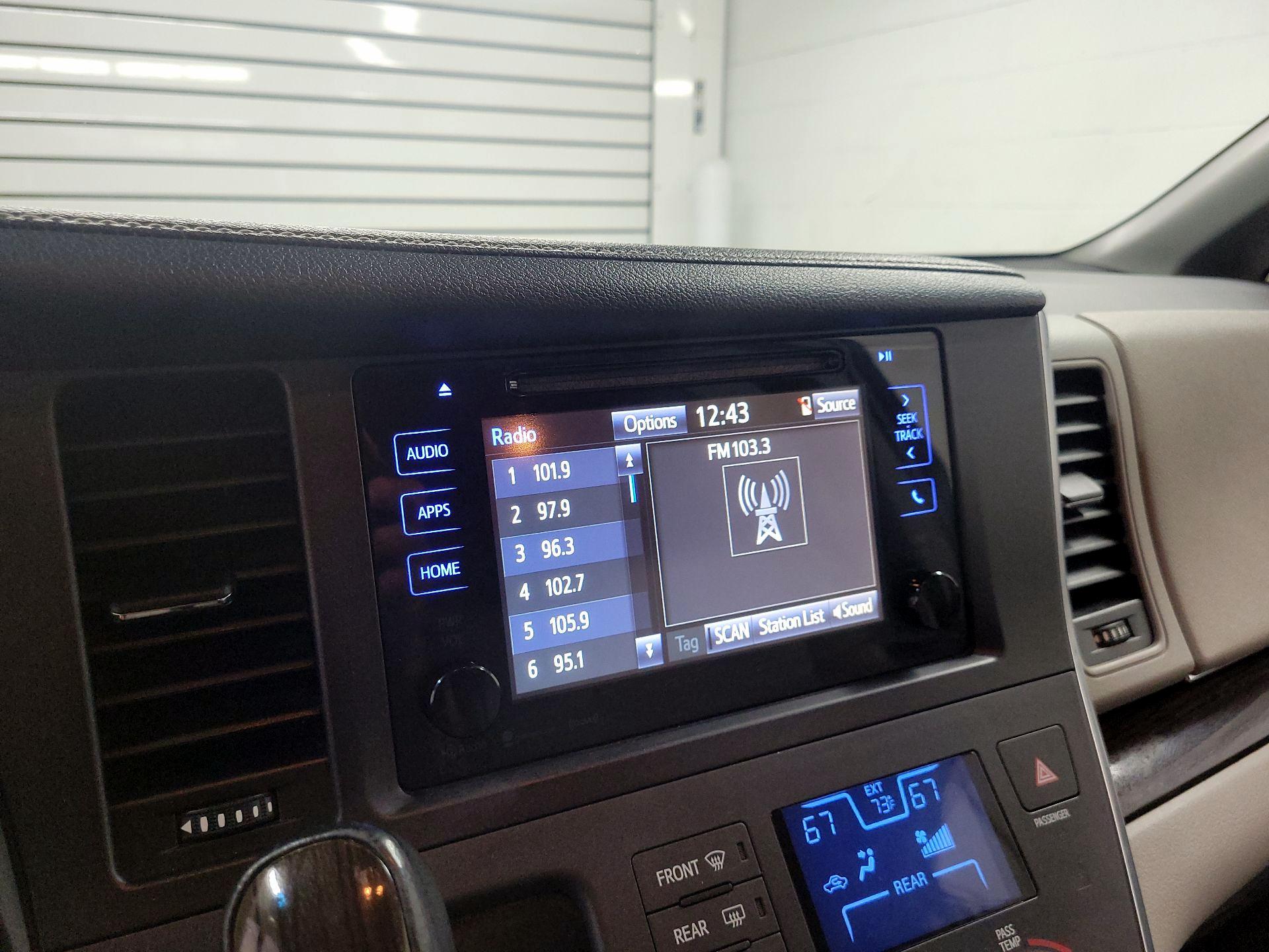 Thumbnail: 2017 Toyota Sienna - 15