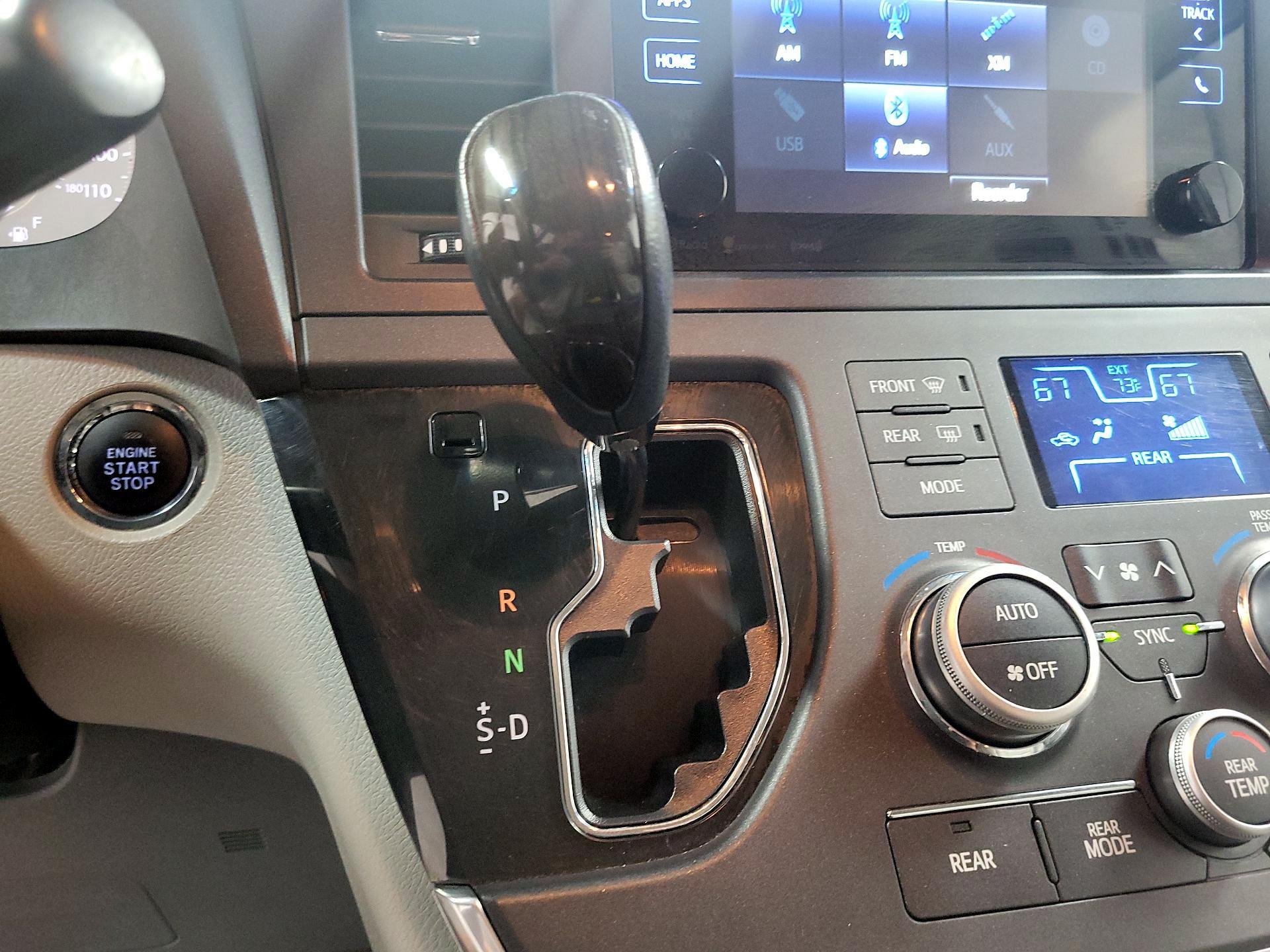 Thumbnail: 2017 Toyota Sienna - 17