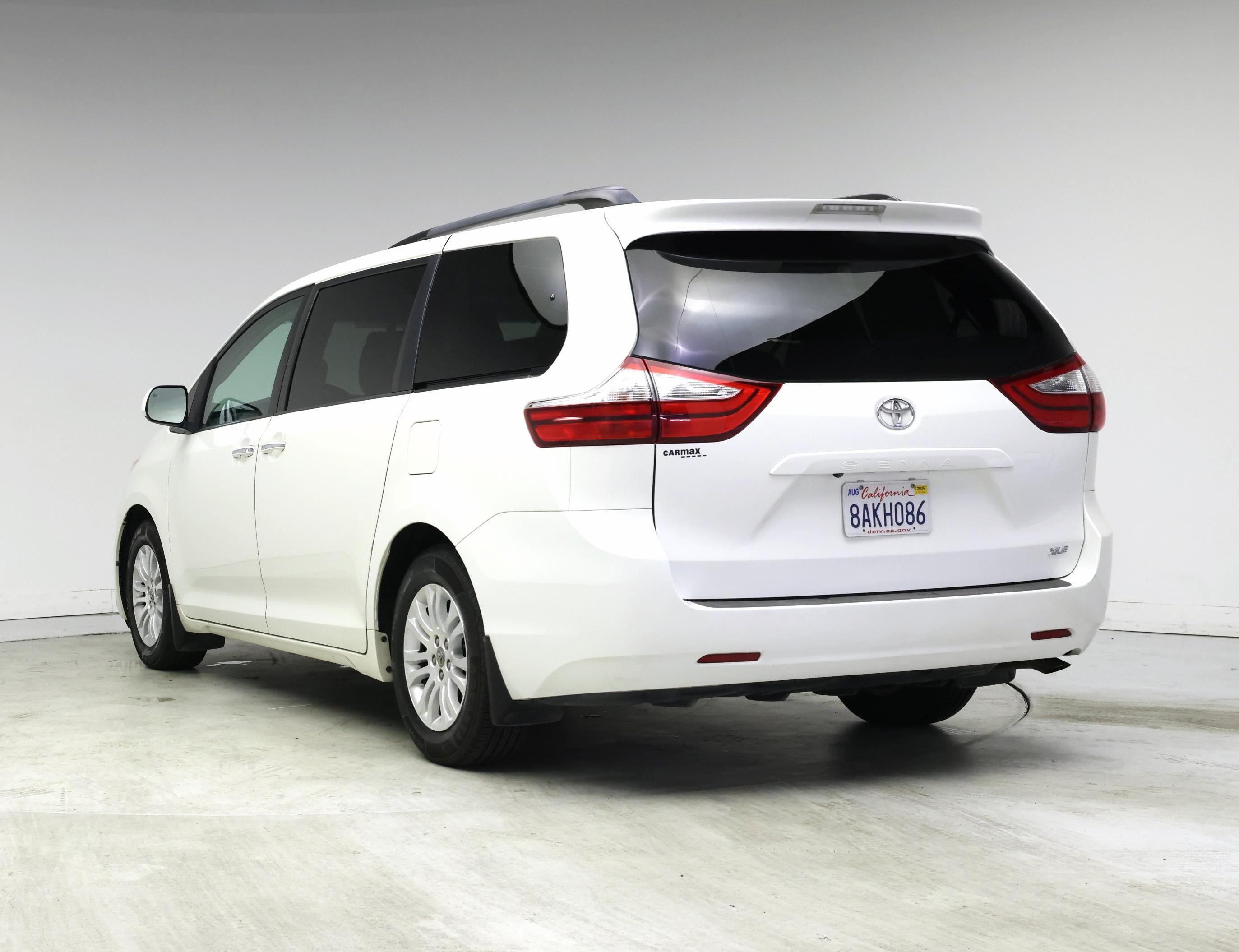 Thumbnail: 2017 Toyota Sienna - 2