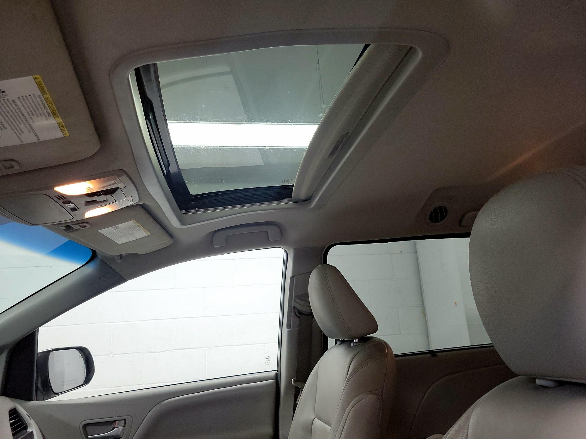 Thumbnail: 2017 Toyota Sienna - 19