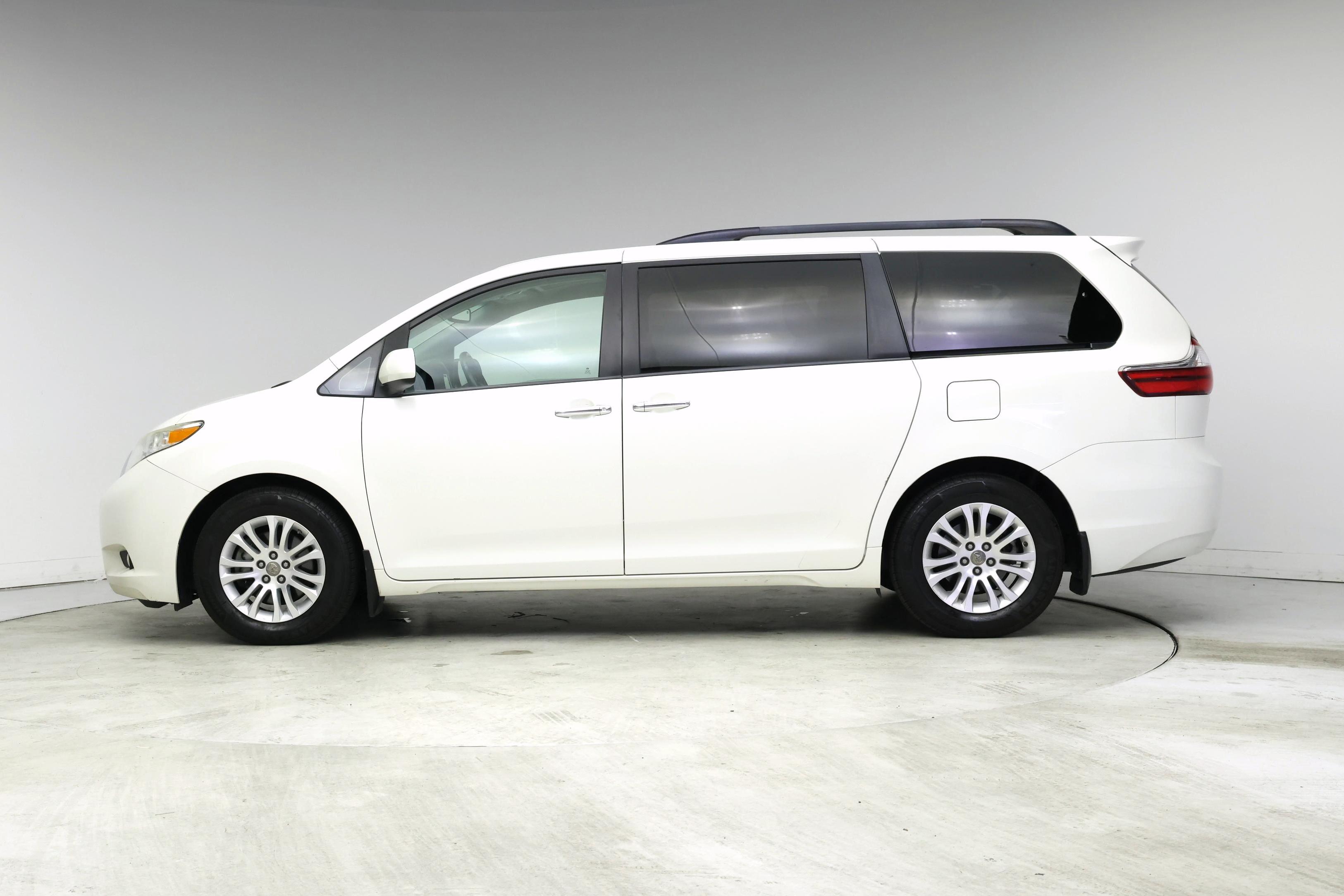 Thumbnail: 2017 Toyota Sienna - 3