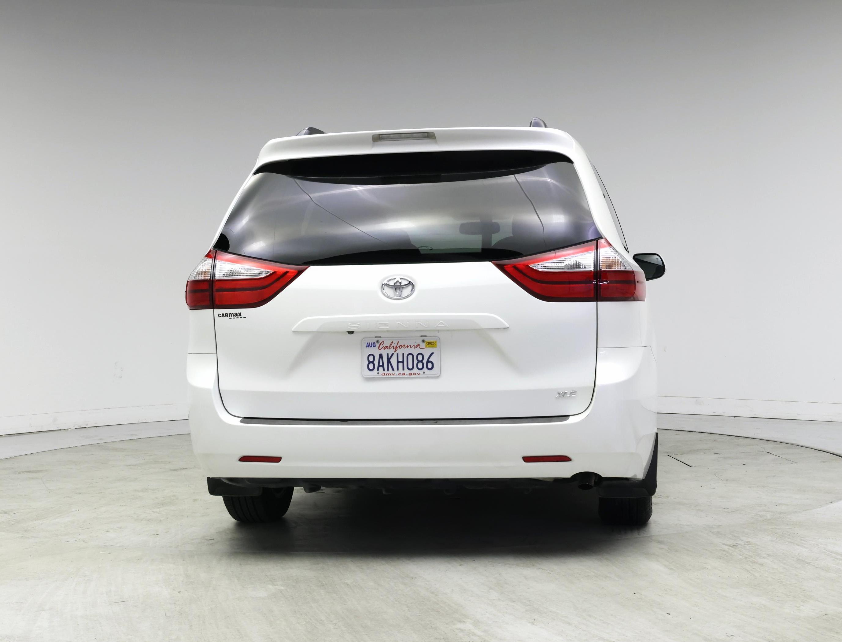 Thumbnail: 2017 Toyota Sienna - 6