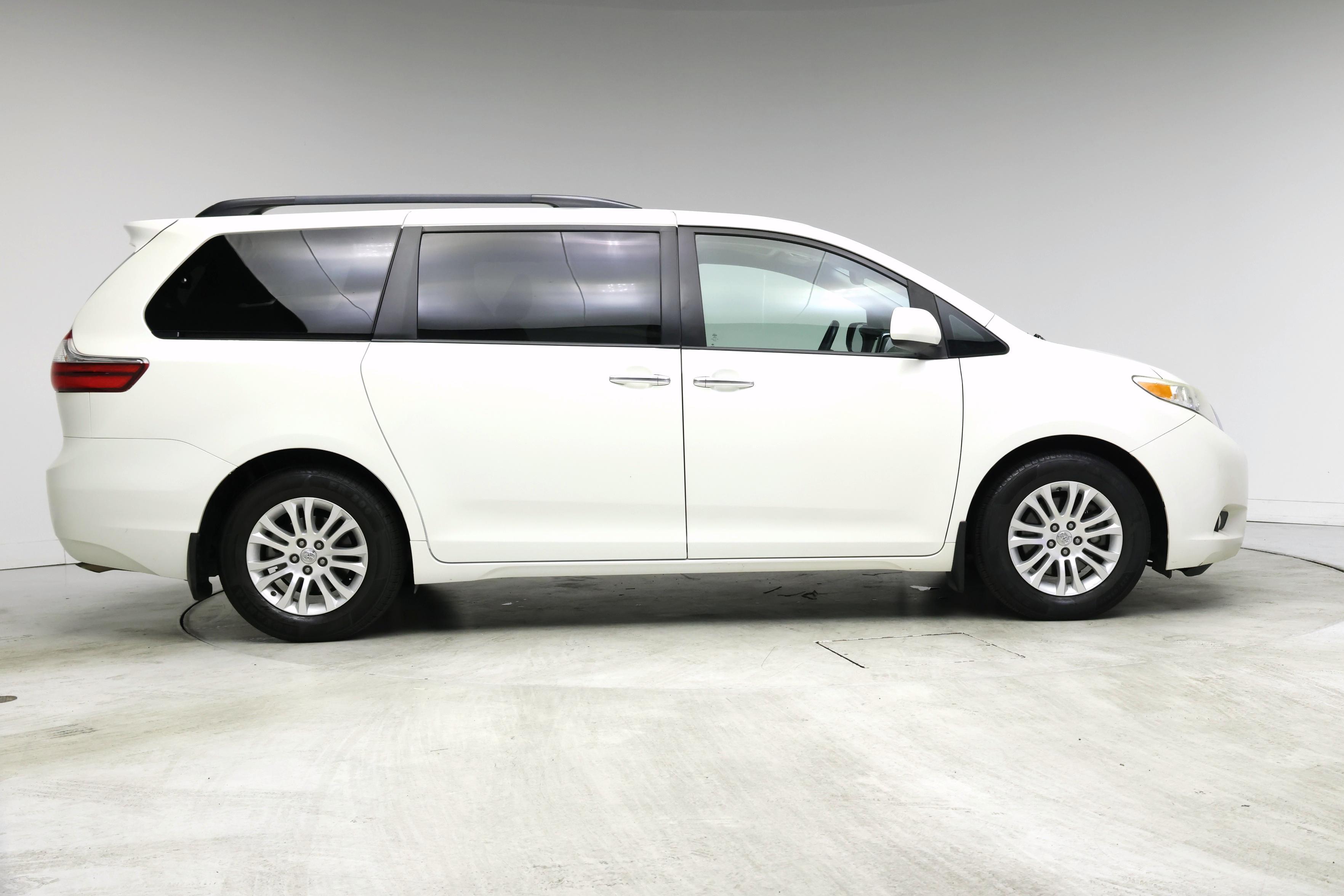 Thumbnail: 2017 Toyota Sienna - 7