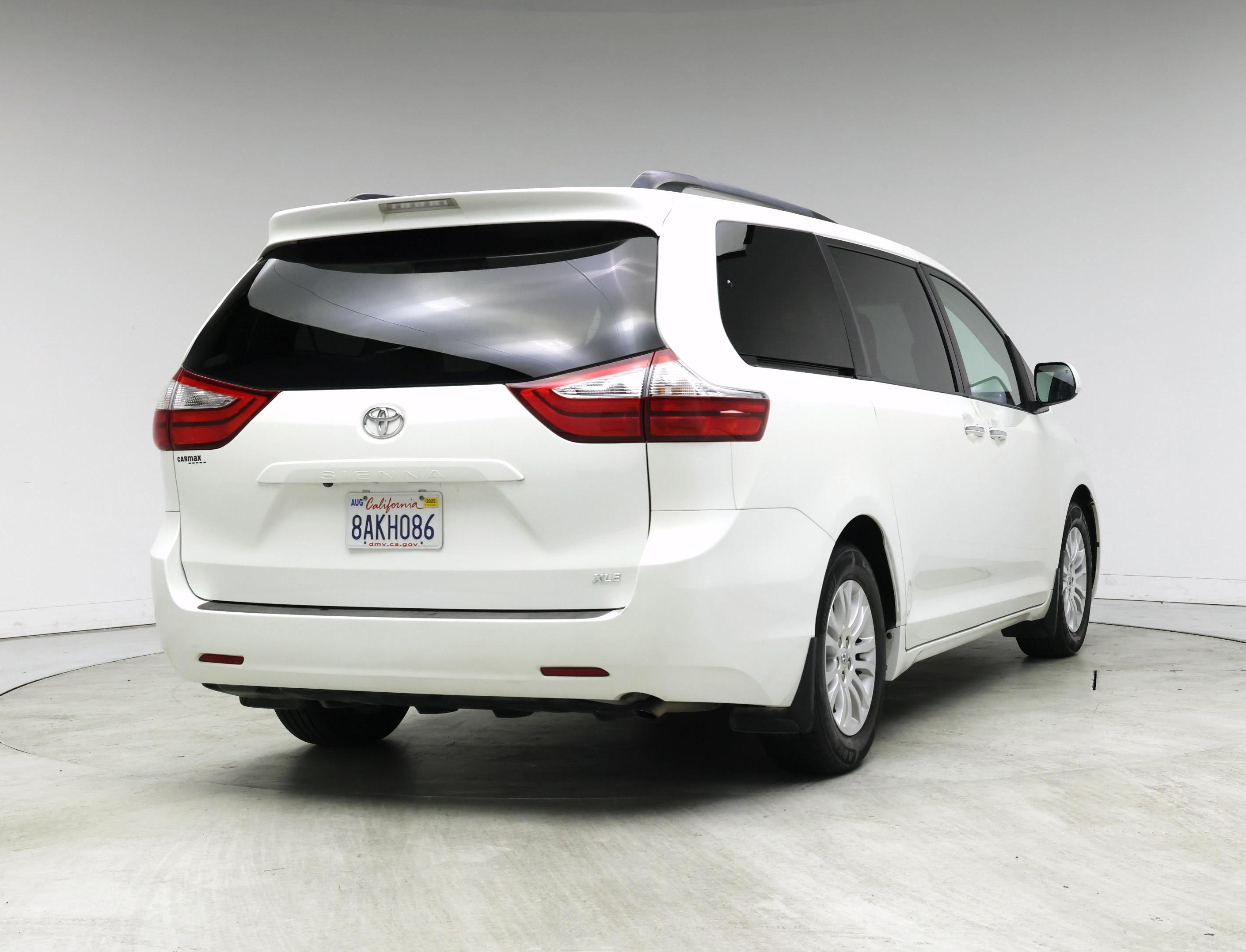 Thumbnail: 2017 Toyota Sienna - 8