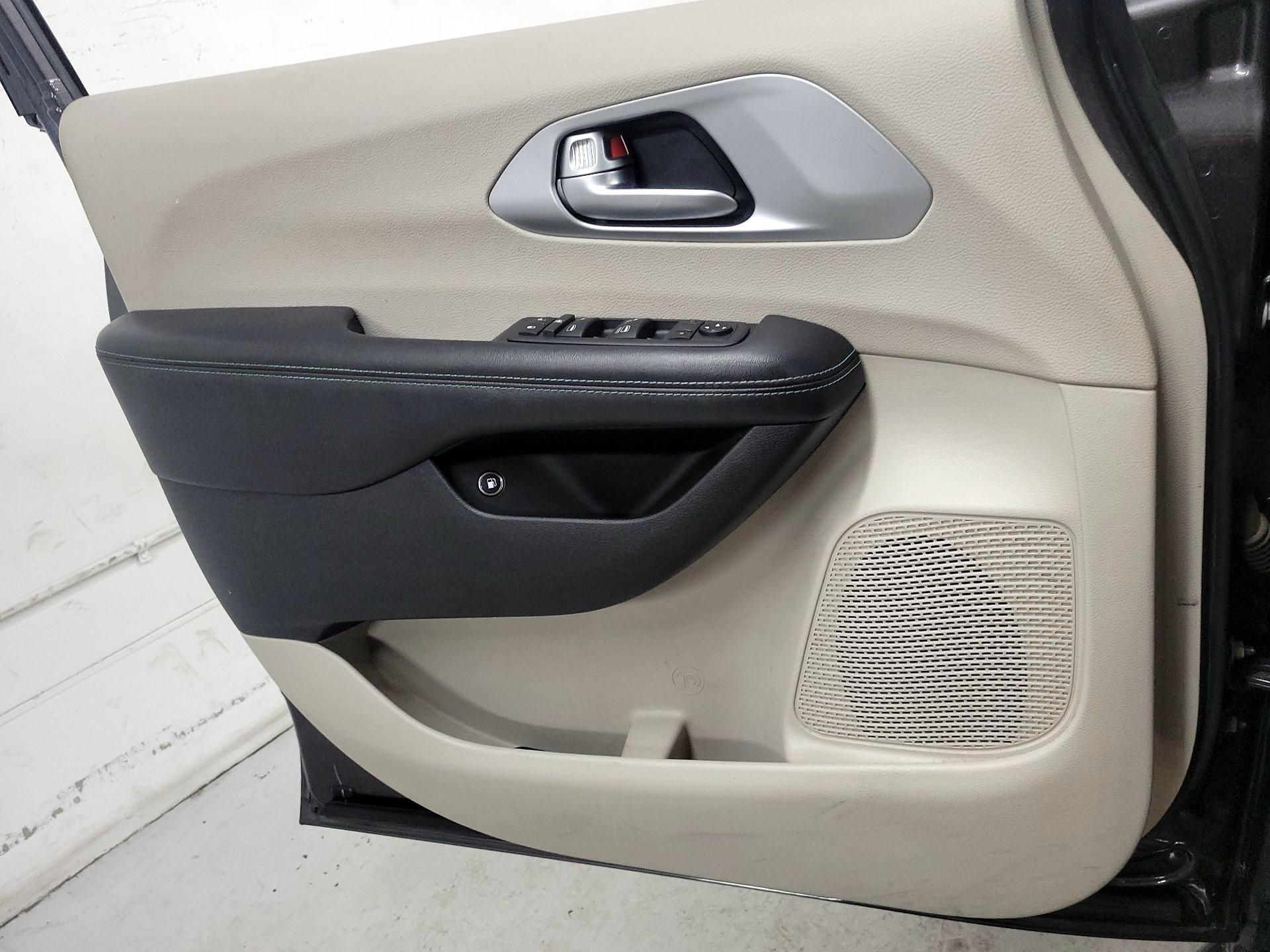 Thumbnail: 2018 Chrysler Pacifica - 12