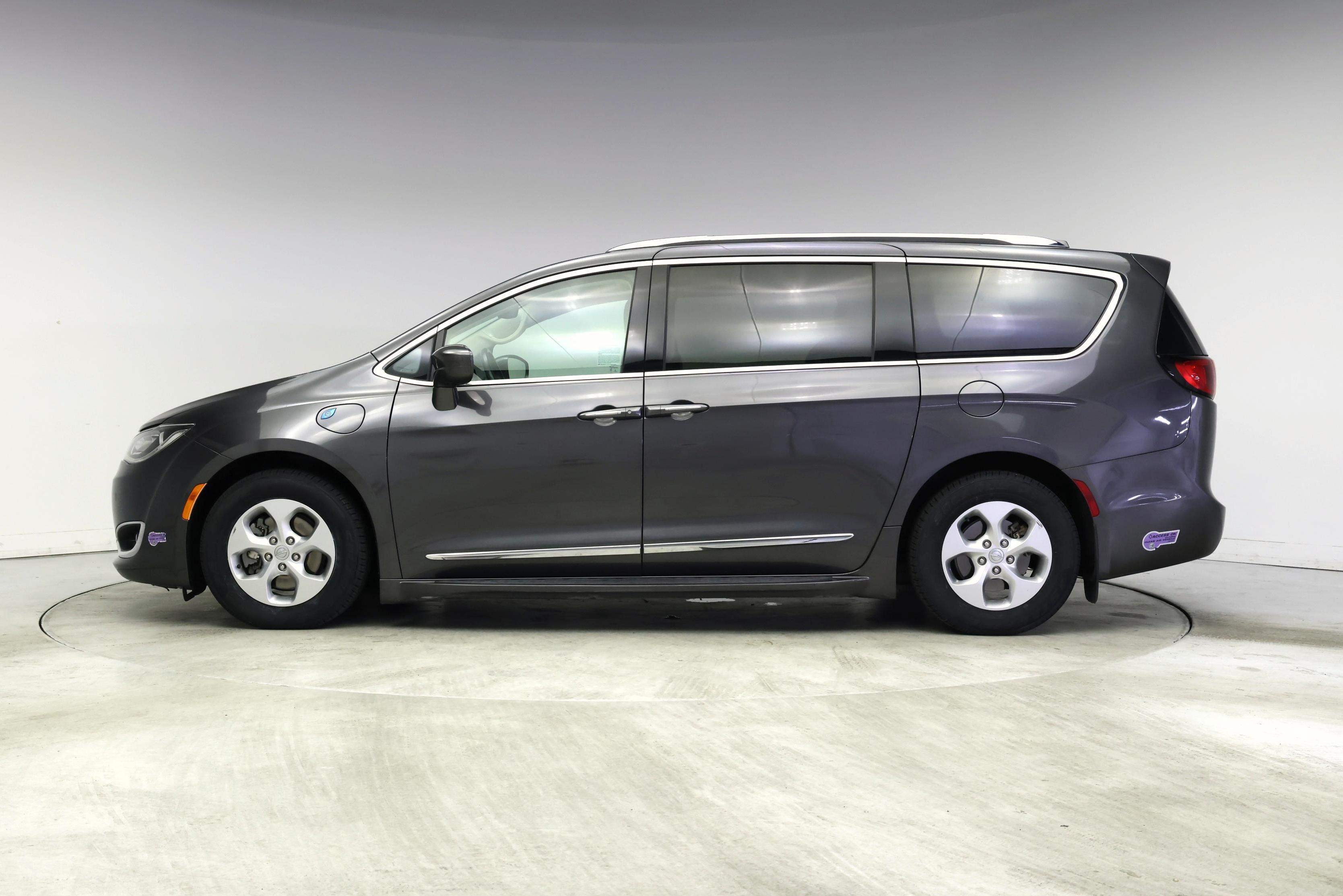 Thumbnail: 2018 Chrysler Pacifica - 3