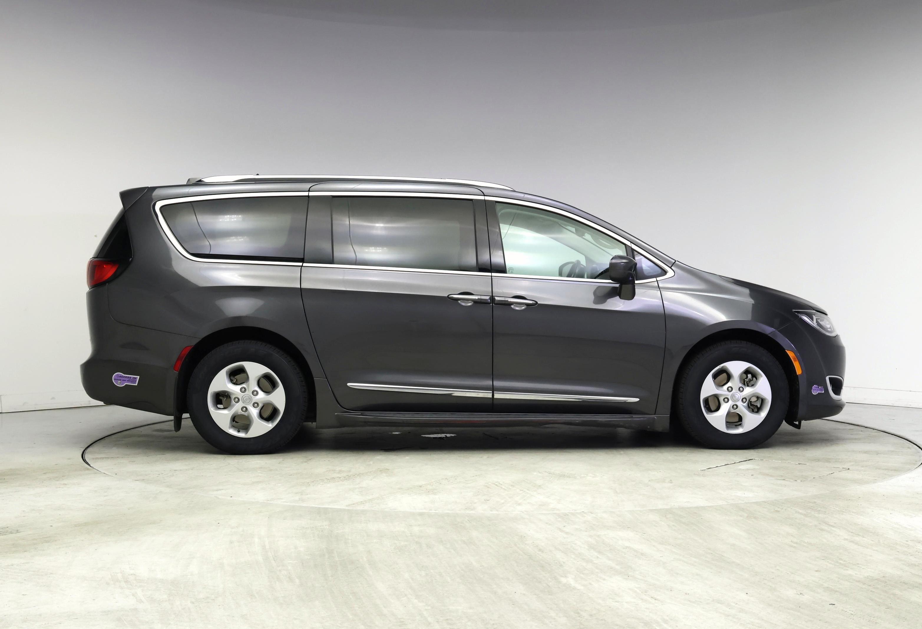 Thumbnail: 2018 Chrysler Pacifica - 7