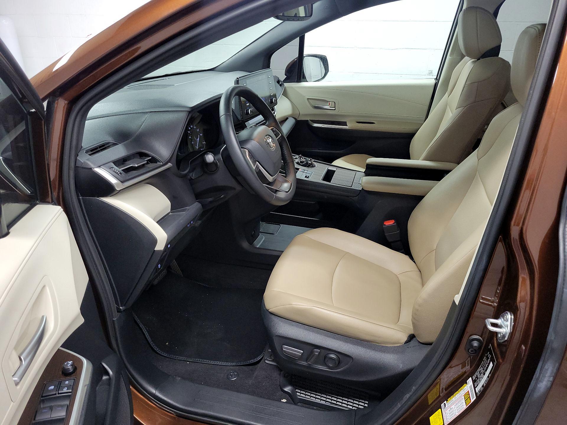 Thumbnail: 2022 Toyota Sienna - 11