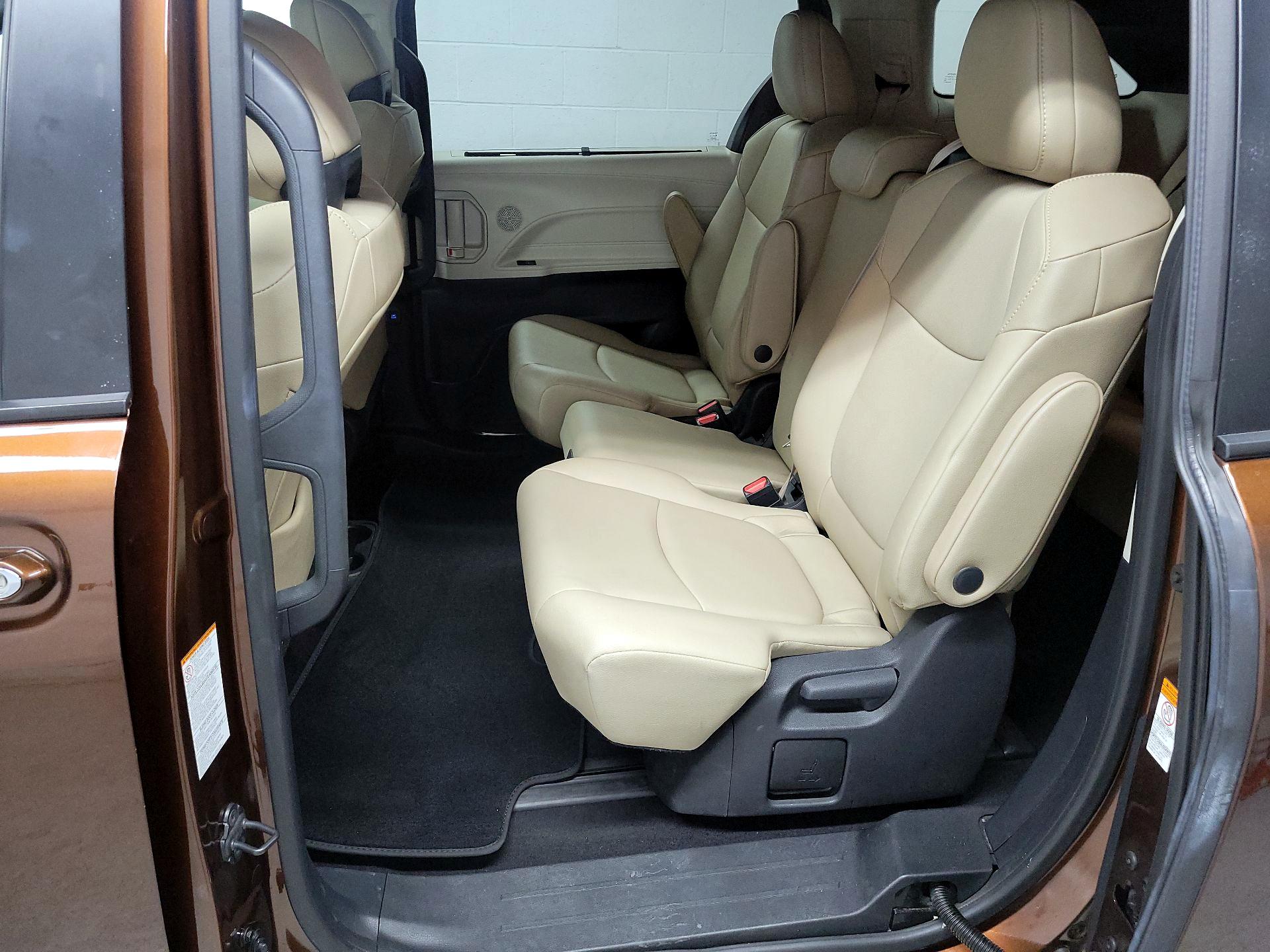 Thumbnail: 2022 Toyota Sienna - 20
