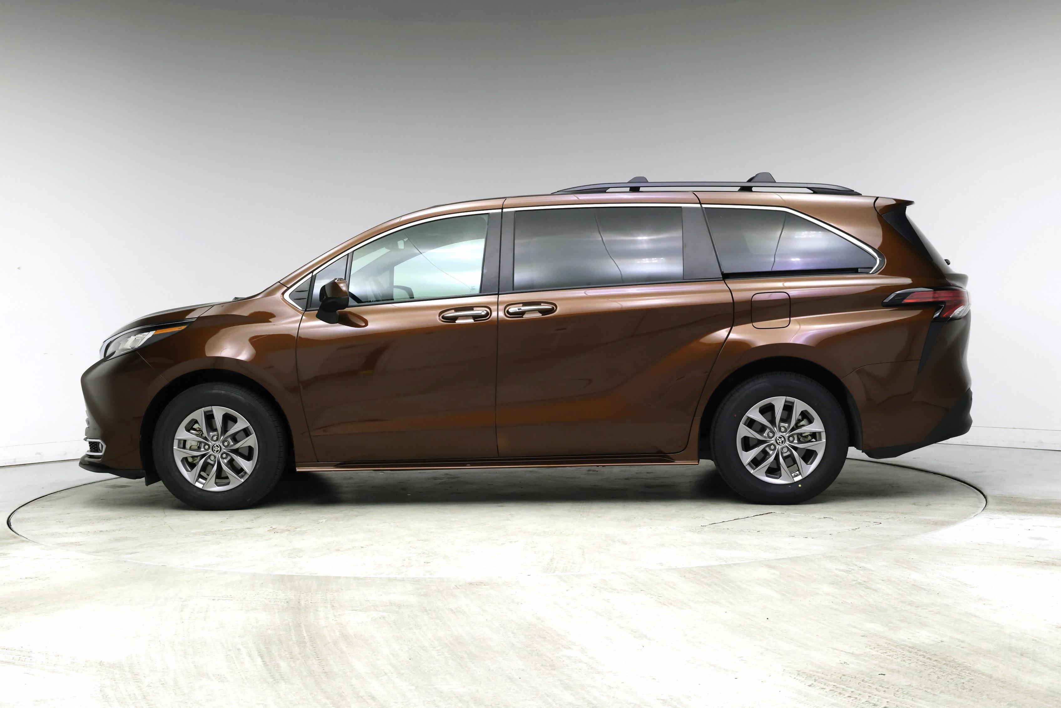Thumbnail: 2022 Toyota Sienna - 3