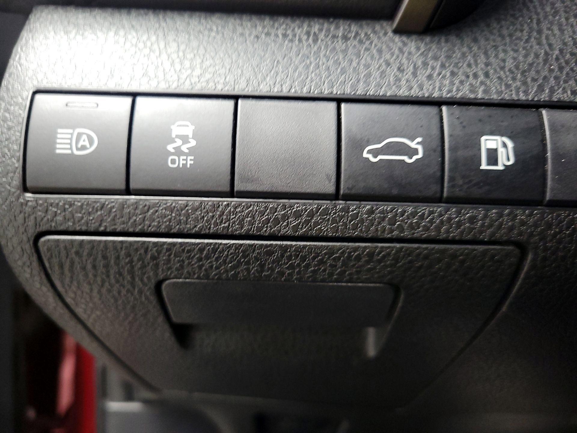 Thumbnail: 2018 Toyota Camry - 13