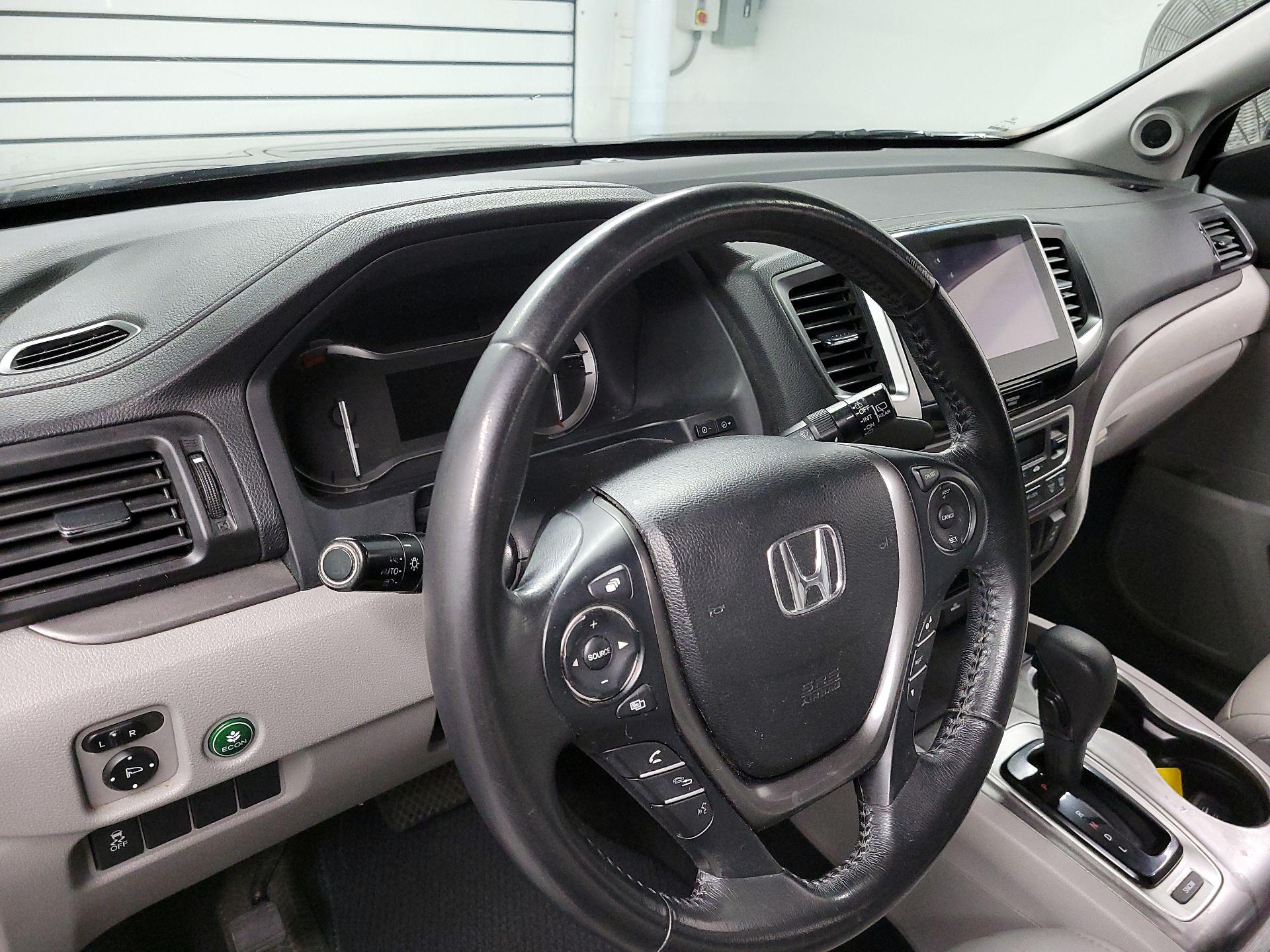 Thumbnail: 2017 Honda Pilot - 9