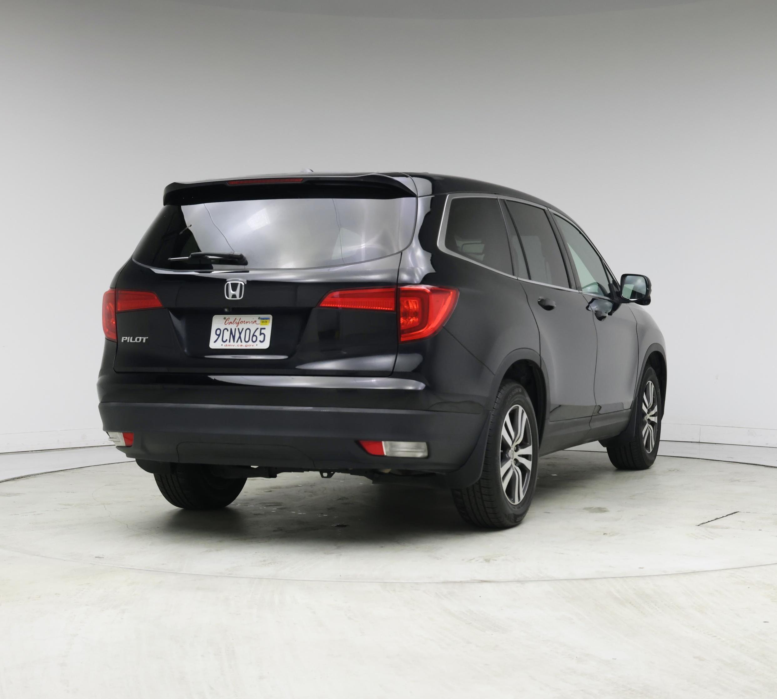 Thumbnail: 2017 Honda Pilot - 8