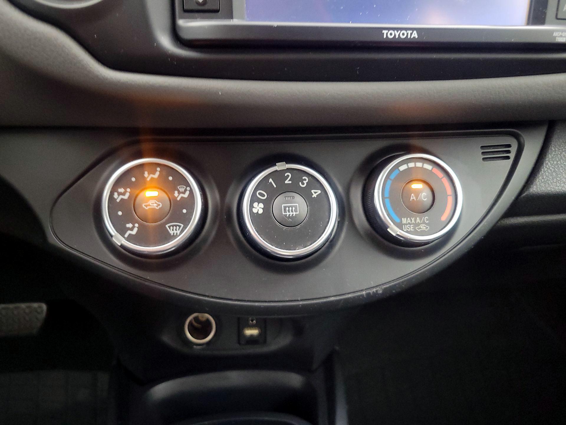 Thumbnail: 2015 Toyota Yaris - 15