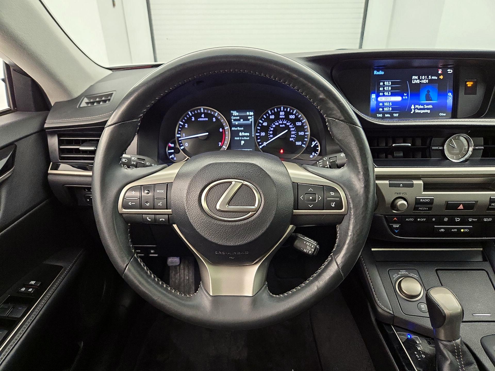 Thumbnail: 2016 Lexus ES - 10
