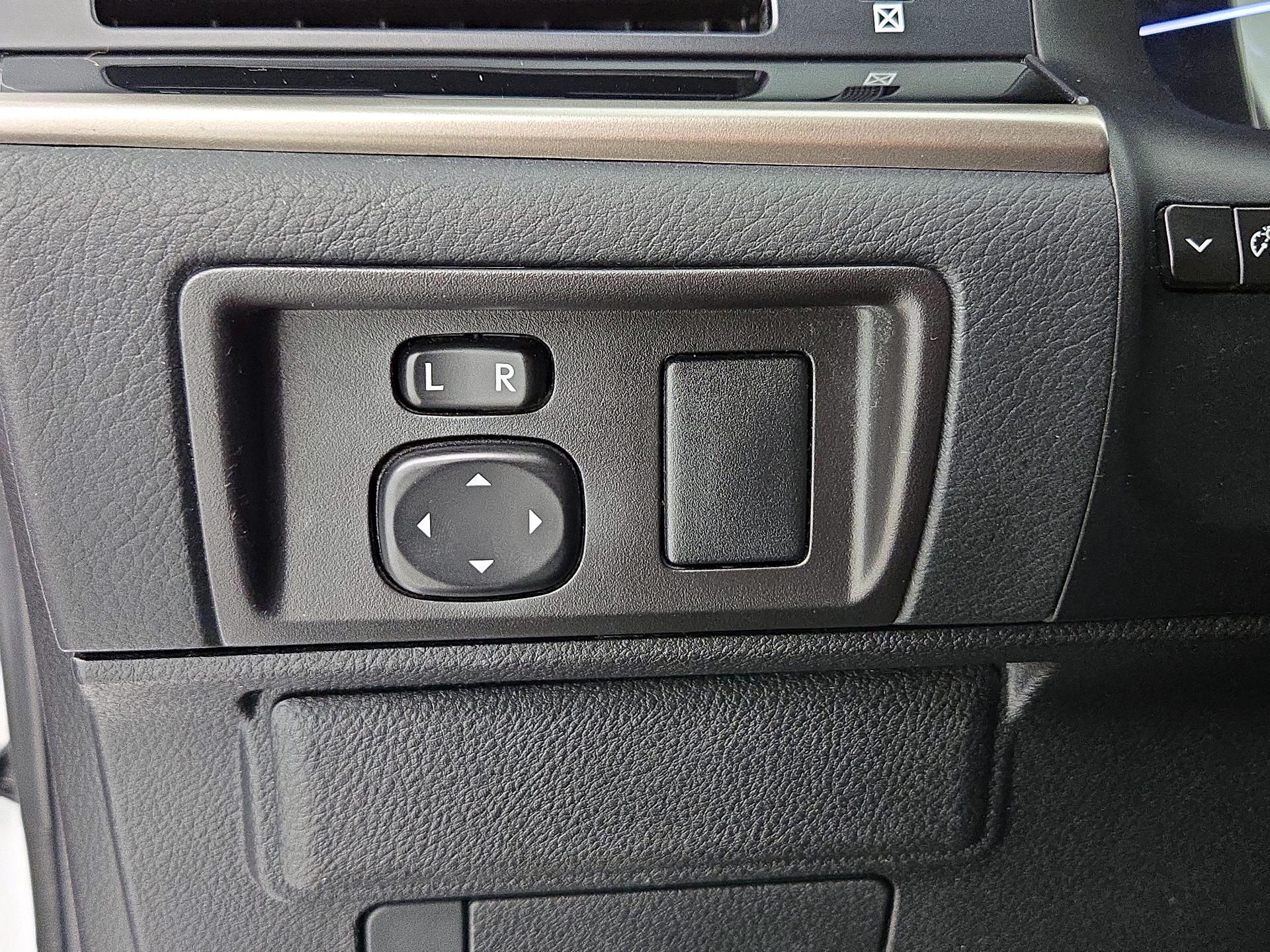 Thumbnail: 2016 Lexus ES - 13