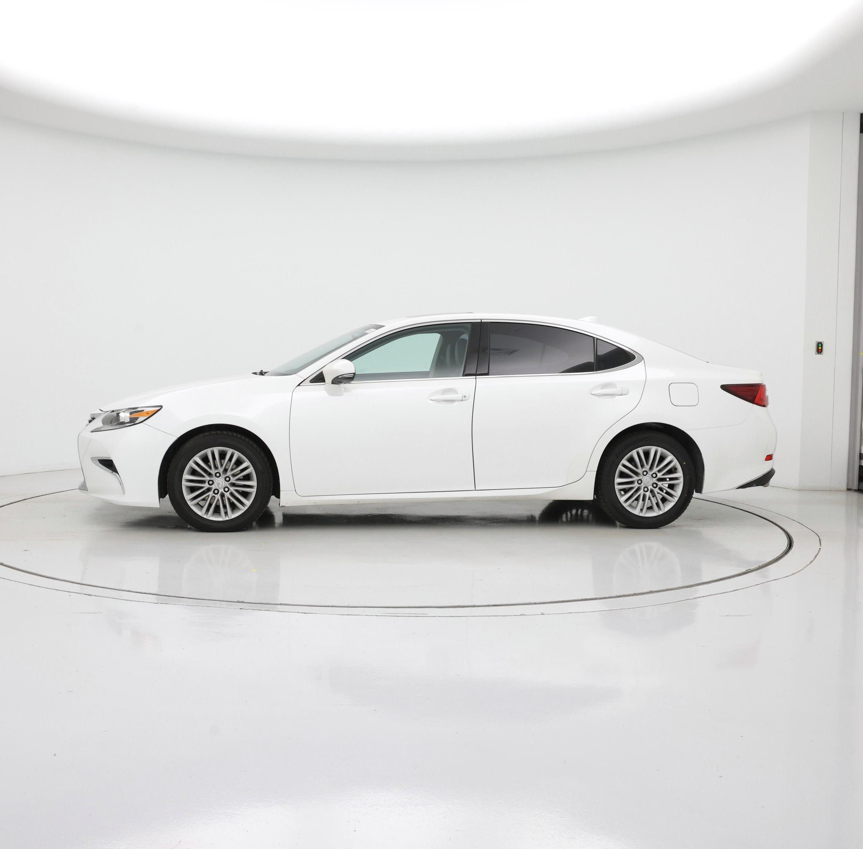 Thumbnail: 2016 Lexus ES - 3