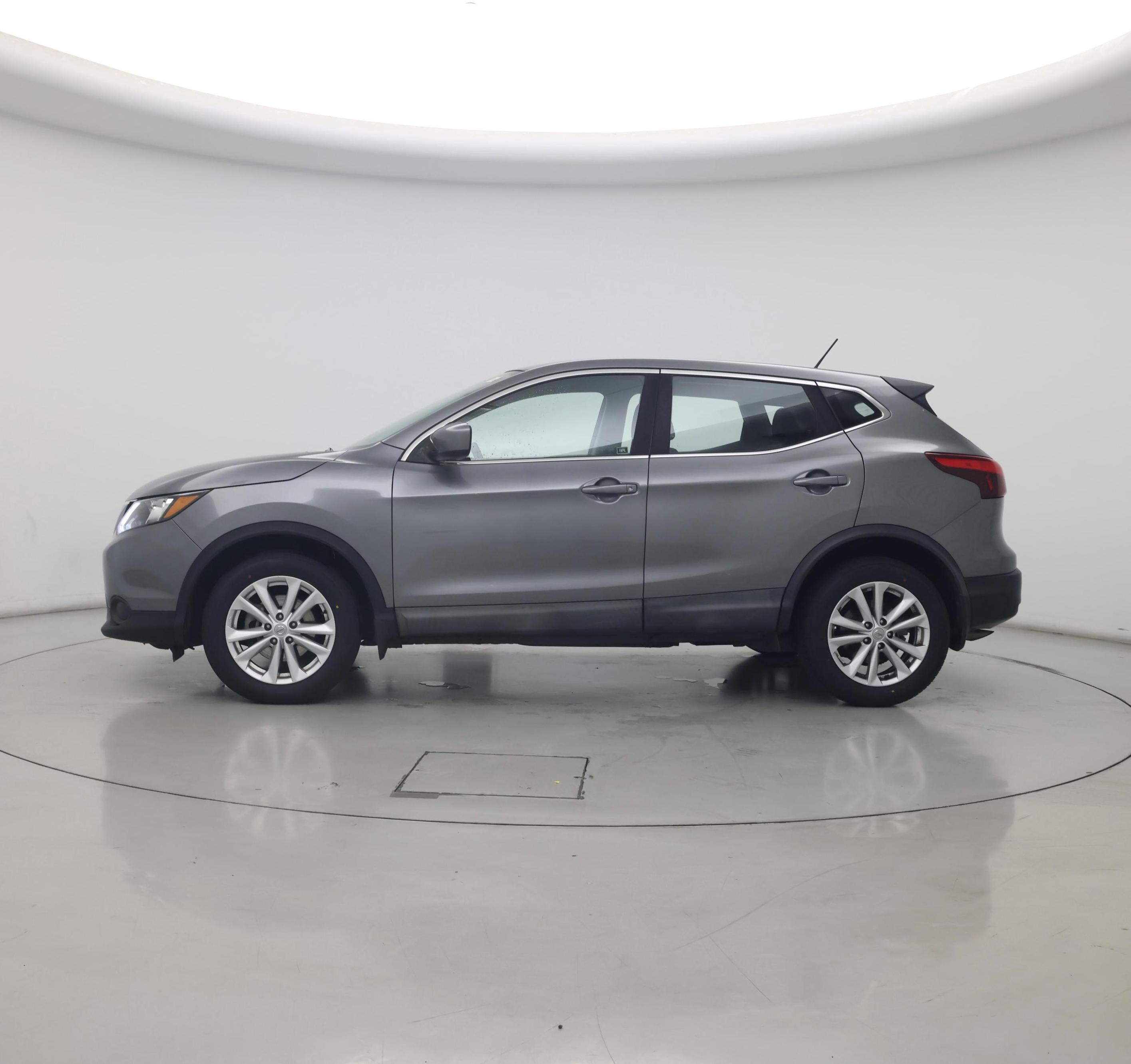 Thumbnail: 2017 Nissan Rogue Sport - 3