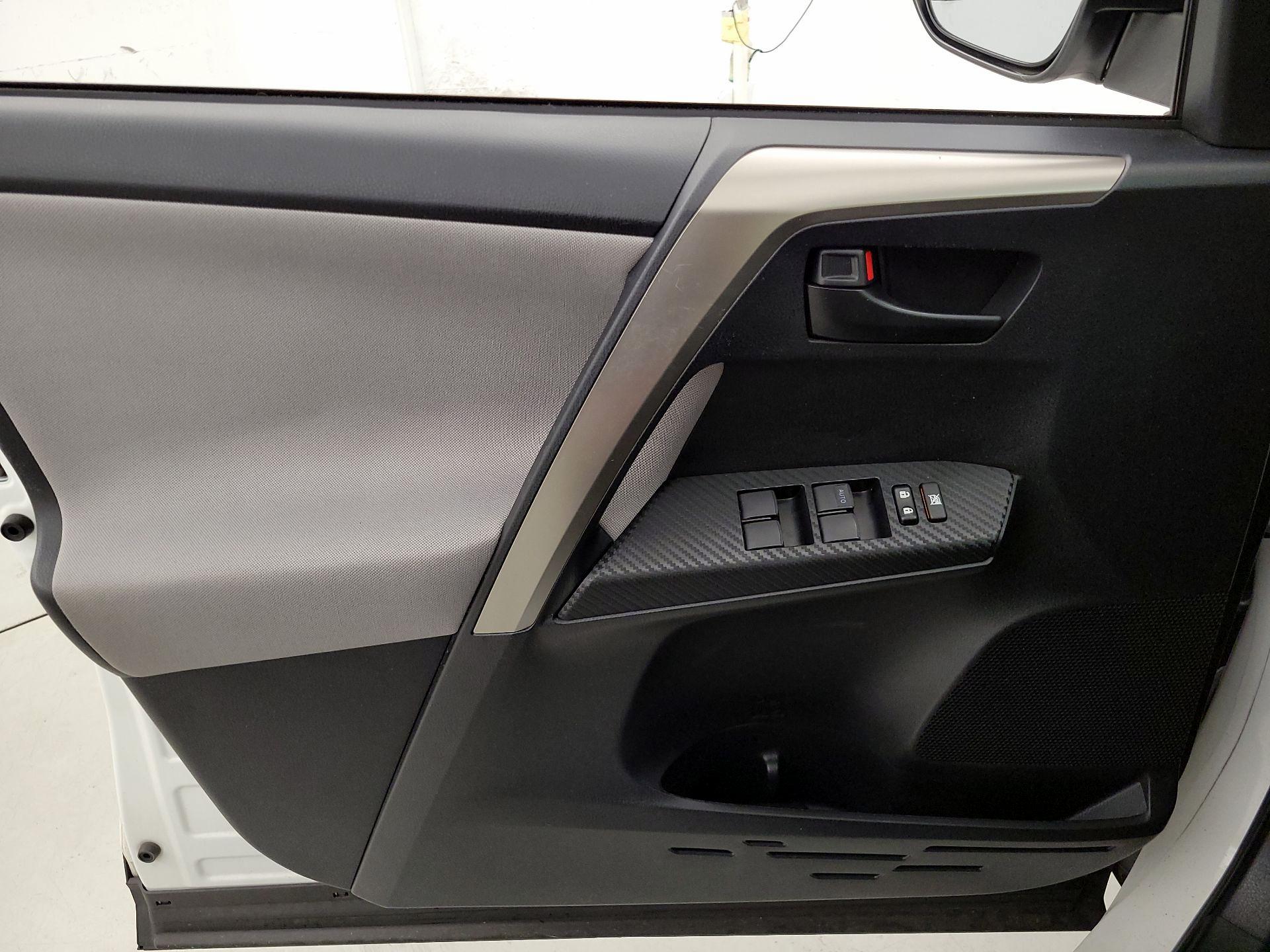 Thumbnail: 2015 Toyota RAV4 - 12