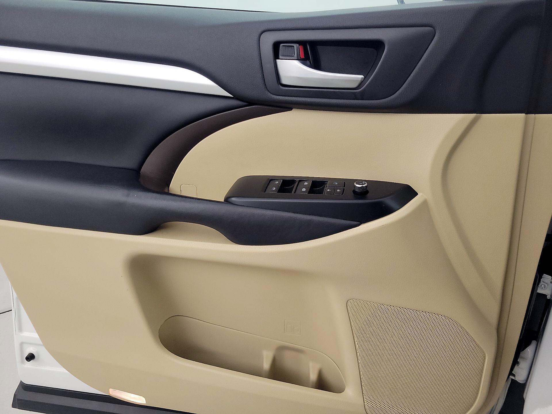 Thumbnail: 2017 Toyota Highlander - 12