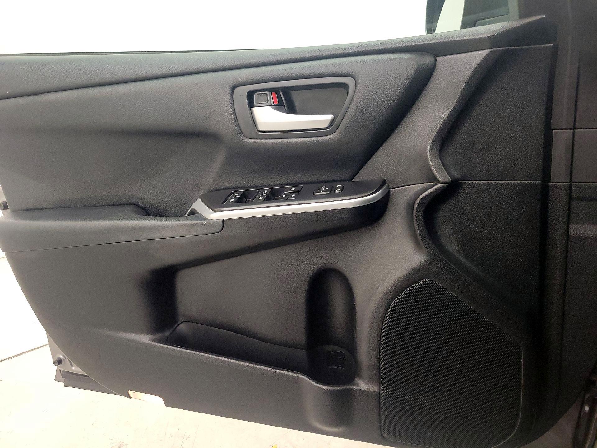 Thumbnail: 2016 Toyota Camry - 12