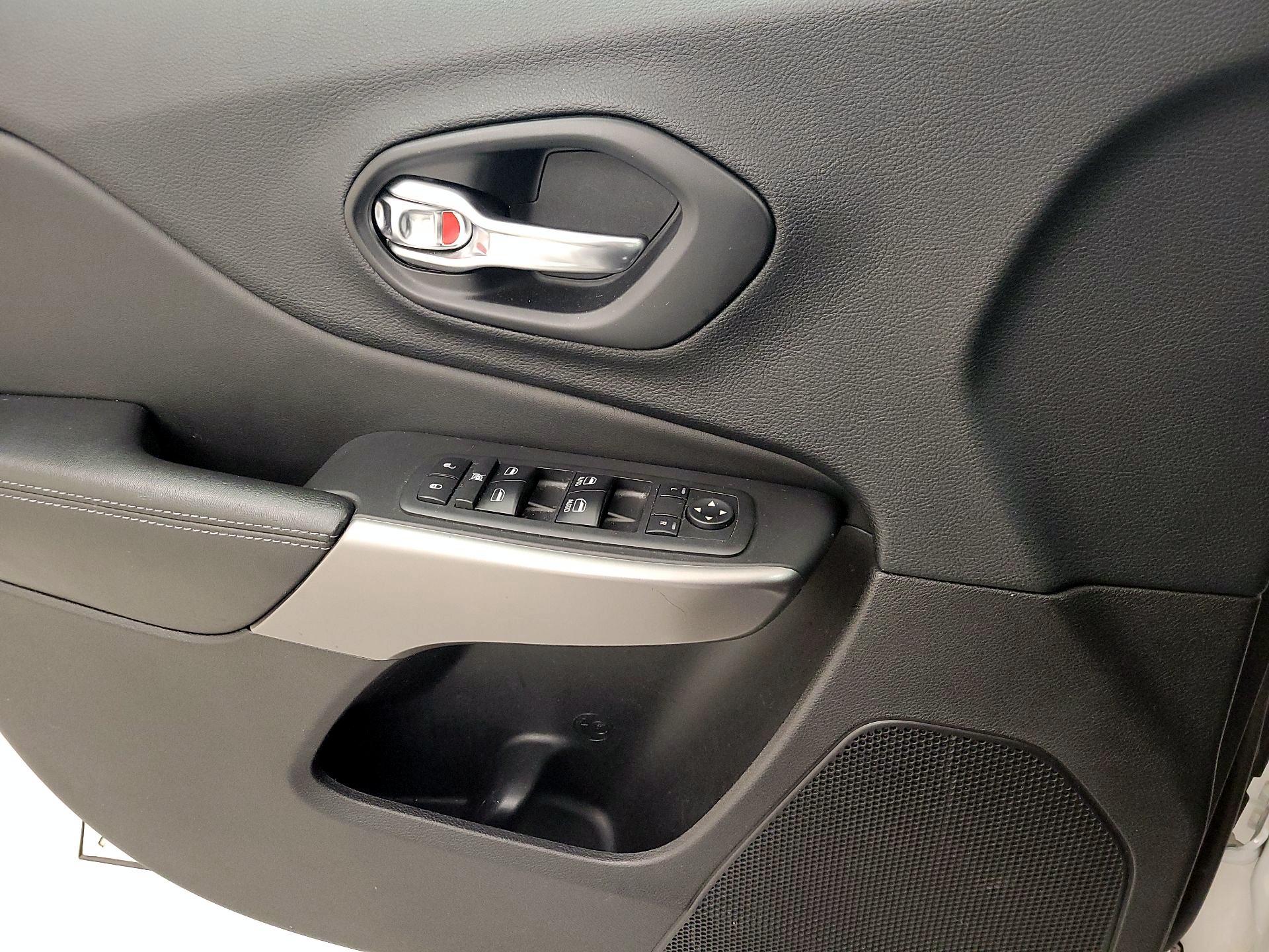 Thumbnail: 2019 Jeep Cherokee - 12