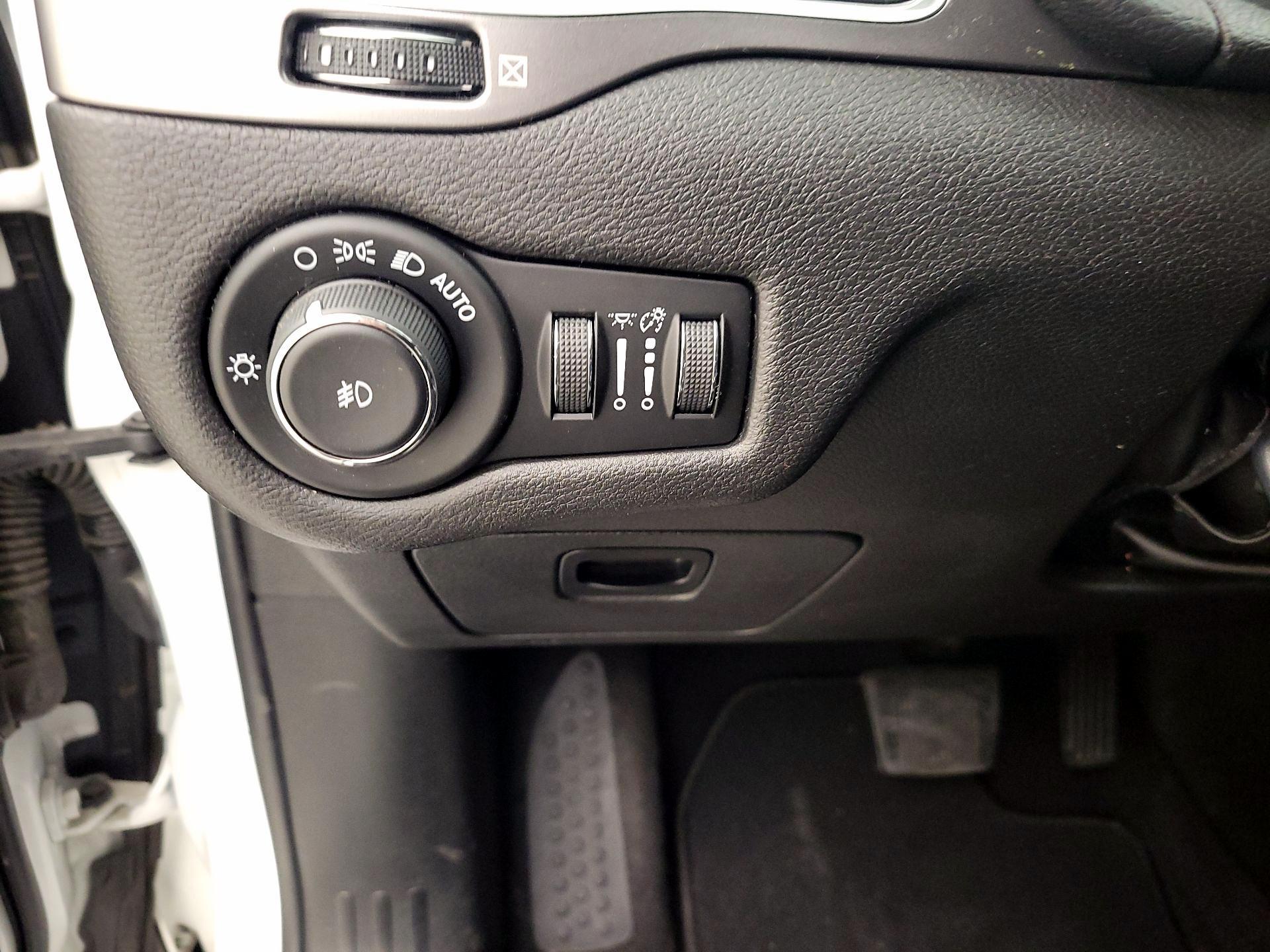 Thumbnail: 2019 Jeep Cherokee - 13