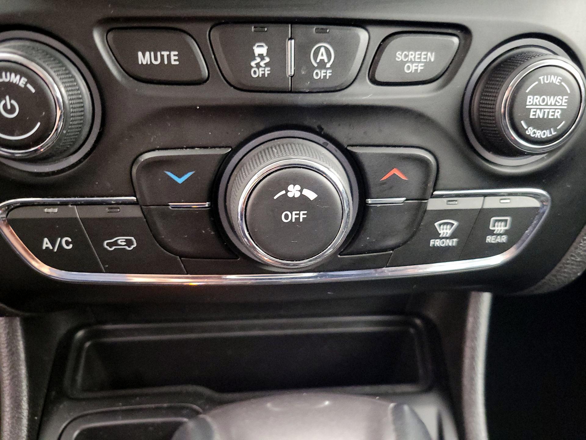 Thumbnail: 2019 Jeep Cherokee - 16