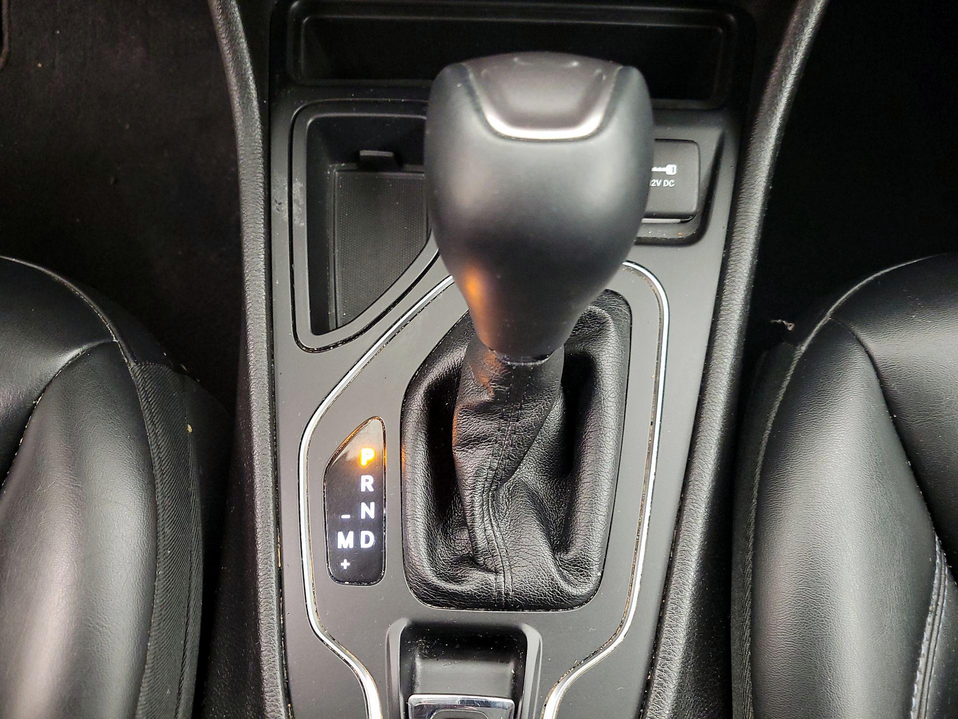 Thumbnail: 2019 Jeep Cherokee - 17