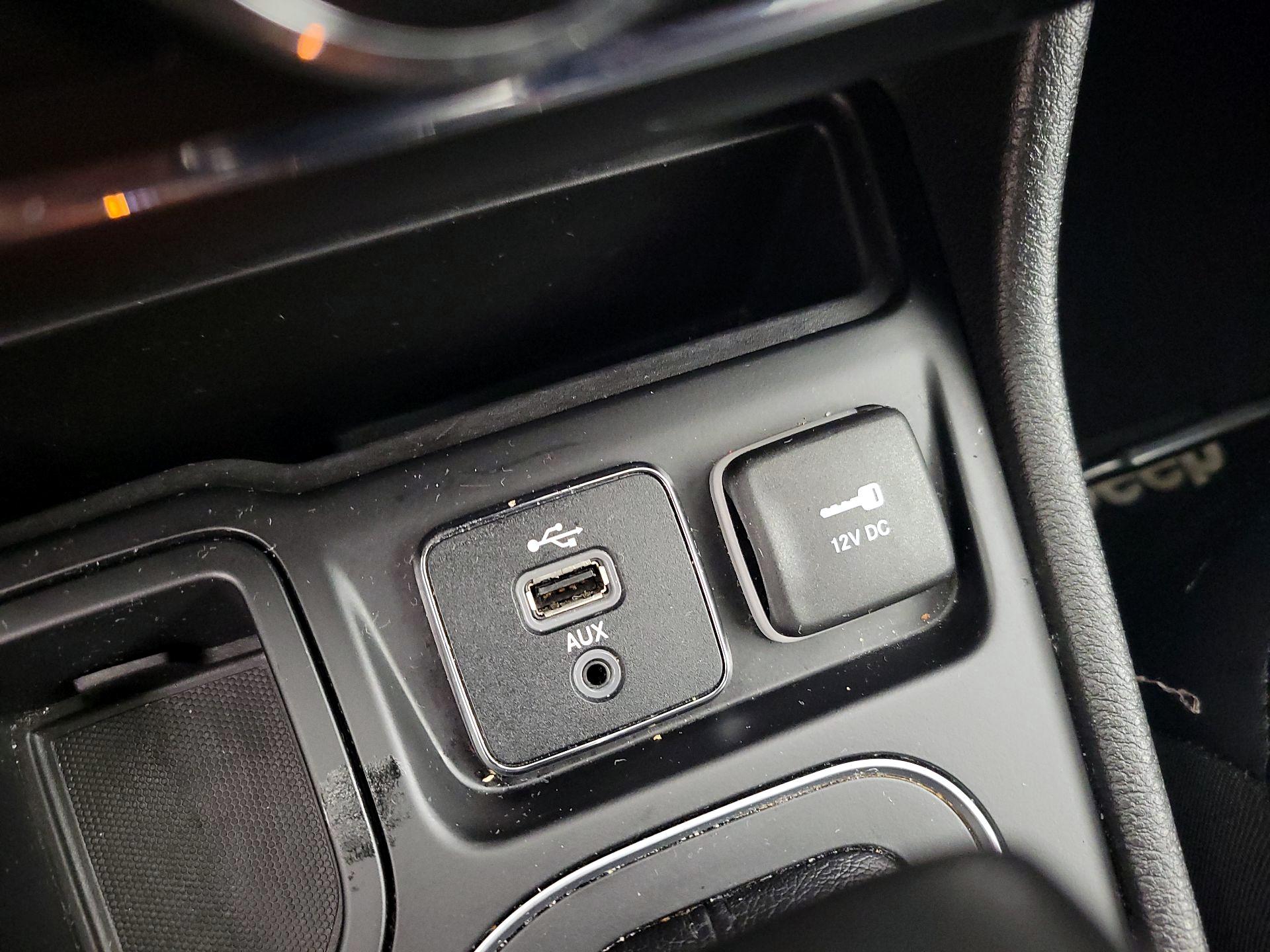 Thumbnail: 2019 Jeep Cherokee - 18