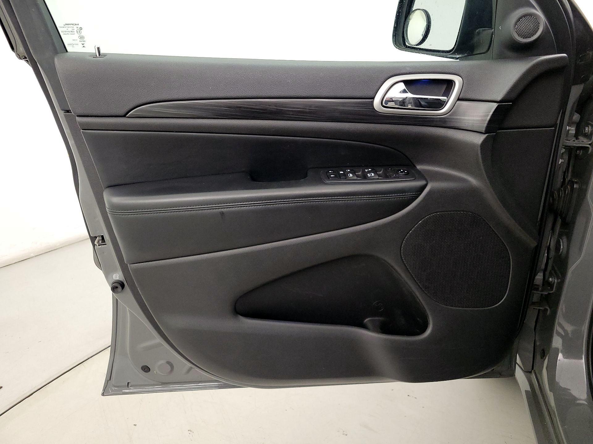 Thumbnail: 2019 Jeep Grand Cherokee - 12