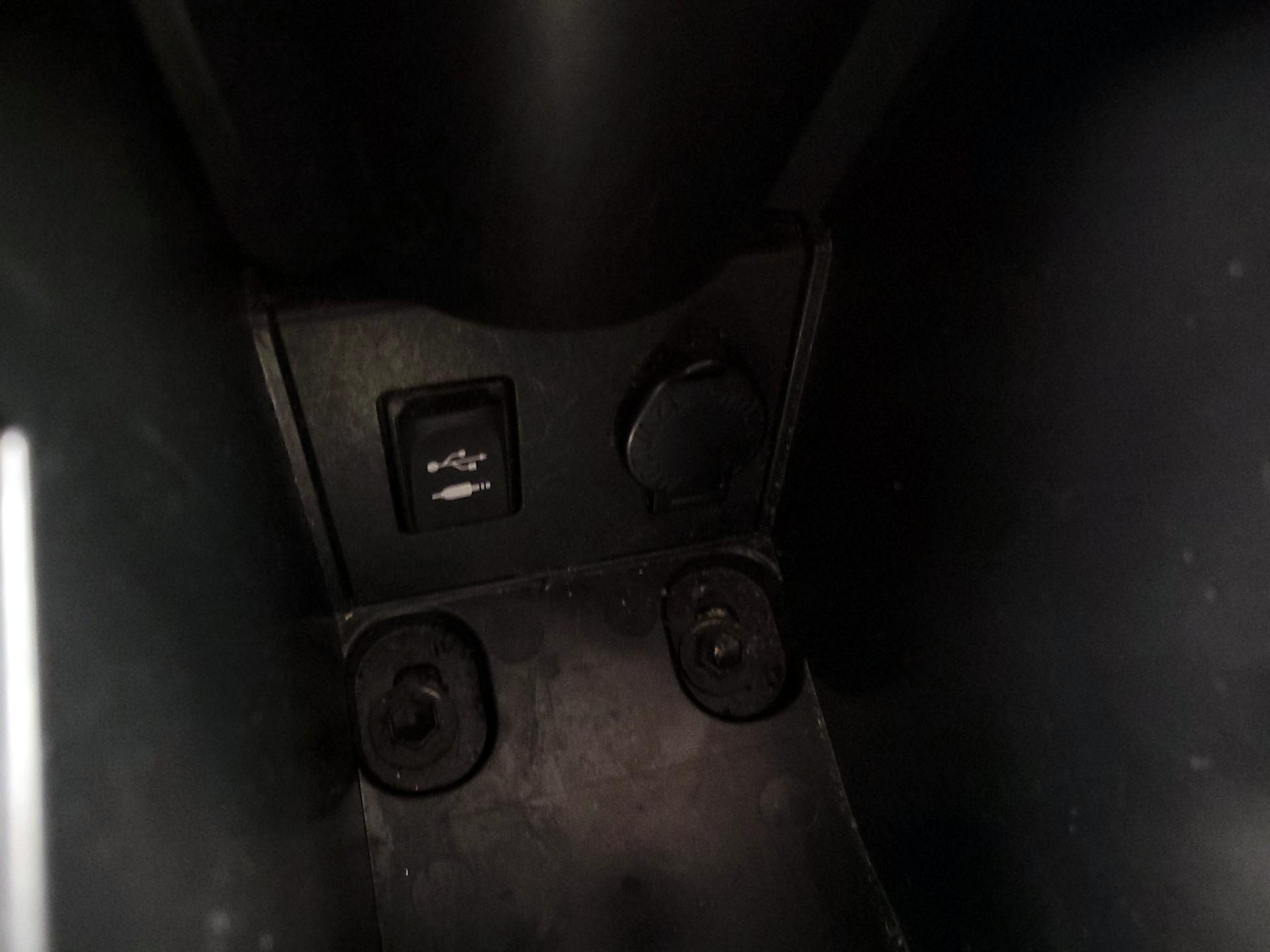 Thumbnail: 2014 Toyota Prius - 17