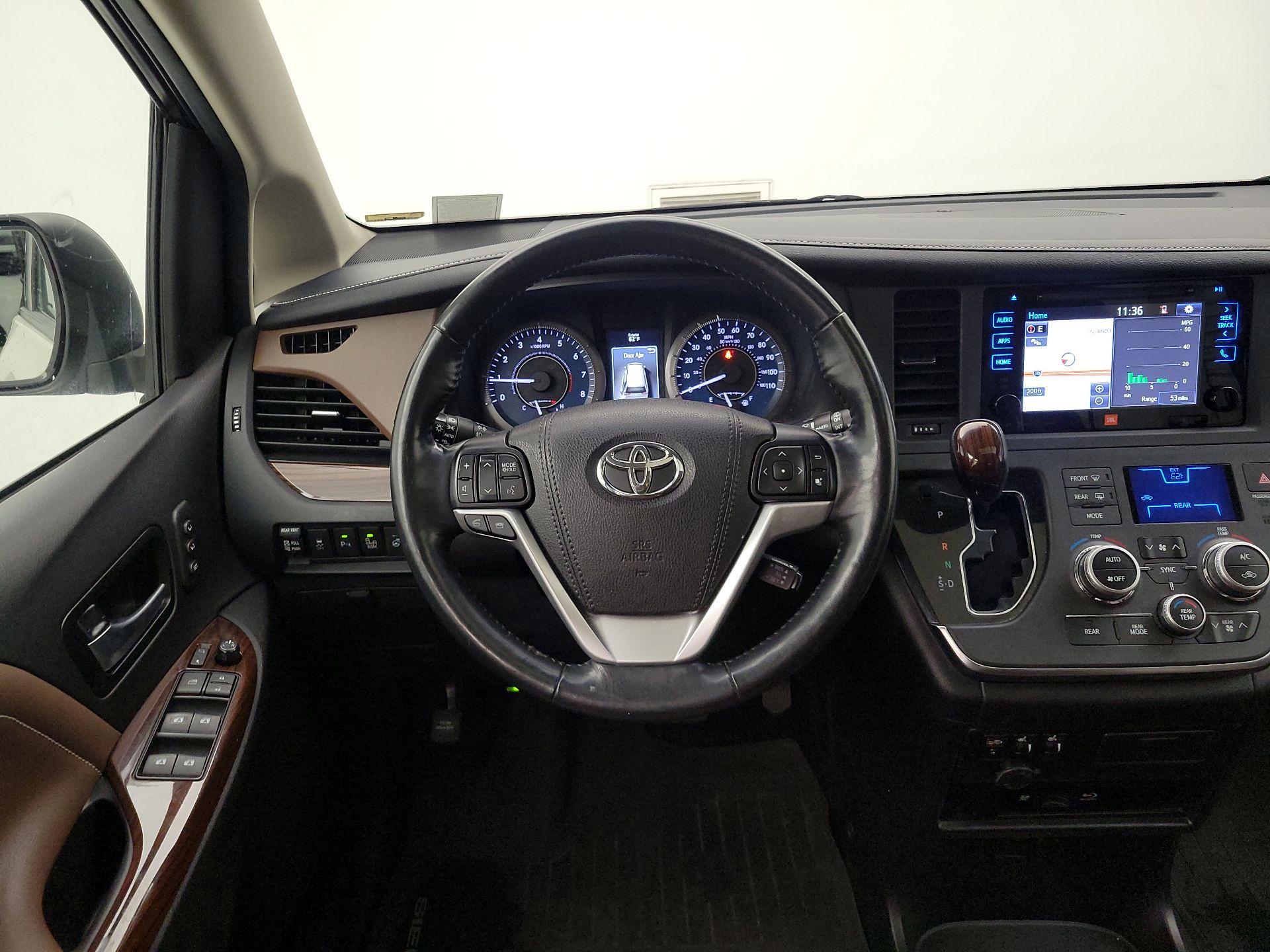 Thumbnail: 2017 Toyota Sienna - 10