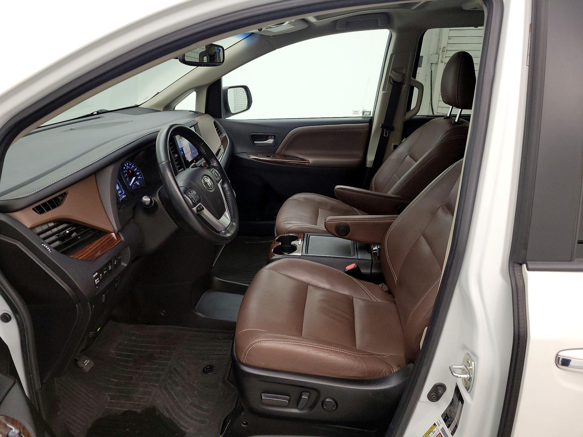 Thumbnail: 2017 Toyota Sienna - 11