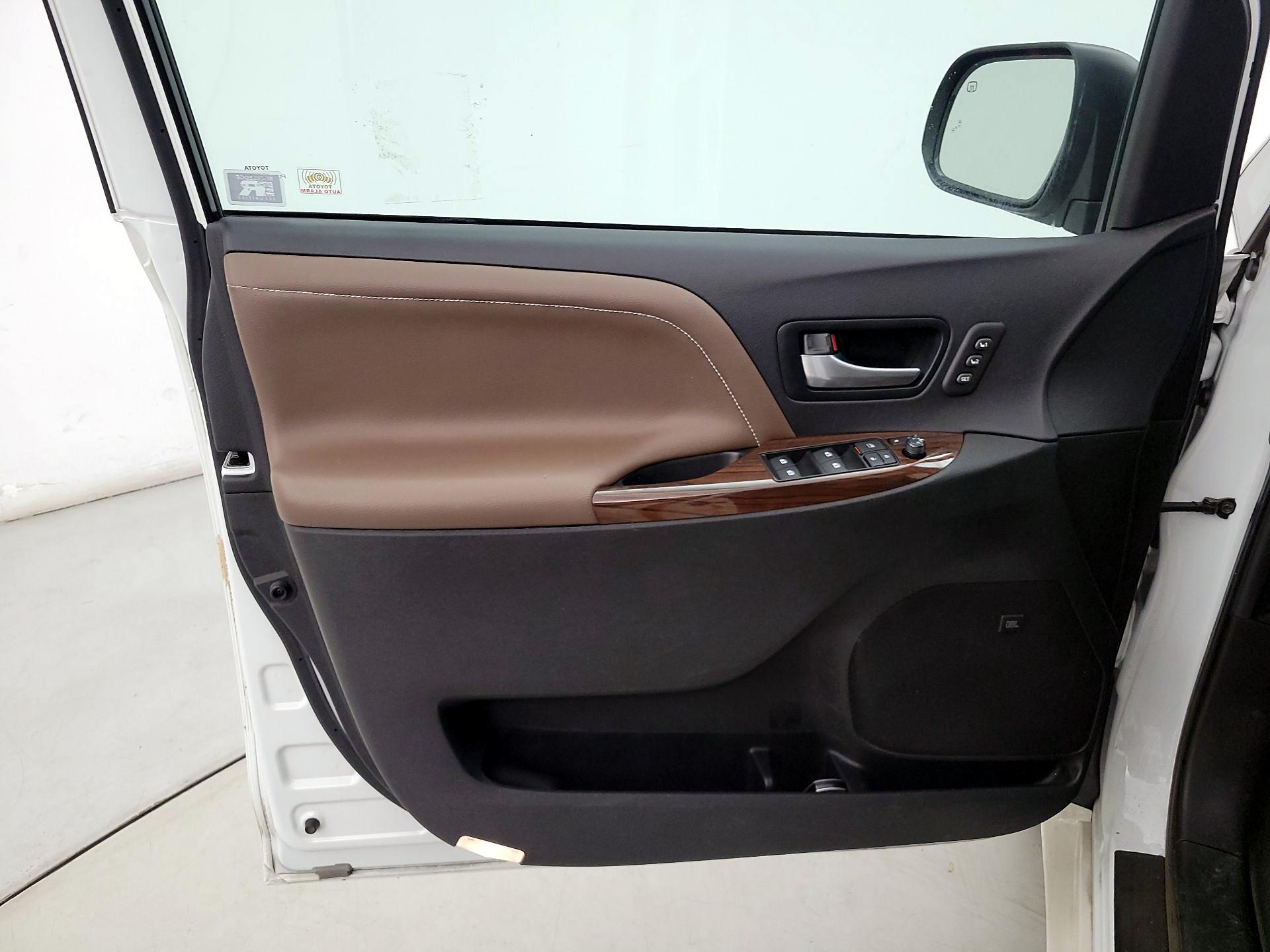 Thumbnail: 2017 Toyota Sienna - 12