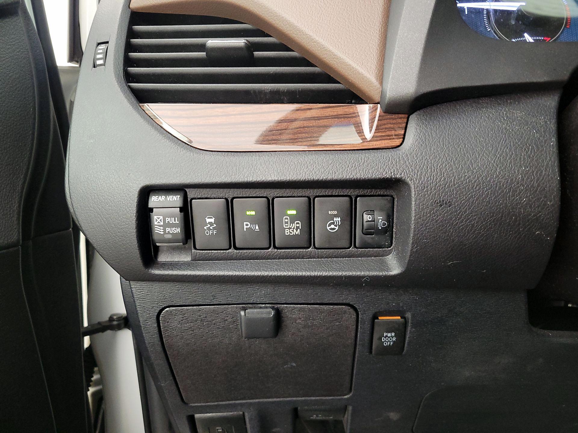 Thumbnail: 2017 Toyota Sienna - 13