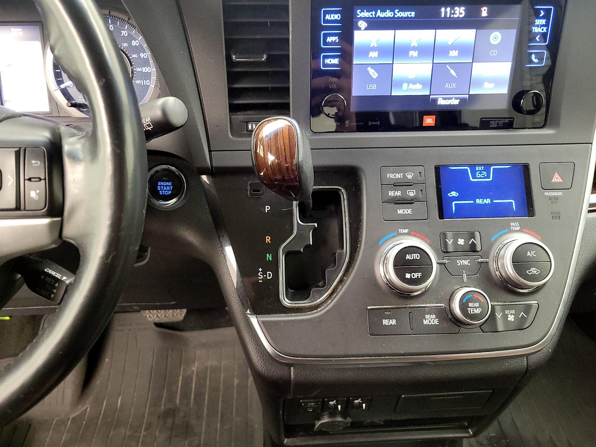 Thumbnail: 2017 Toyota Sienna - 17