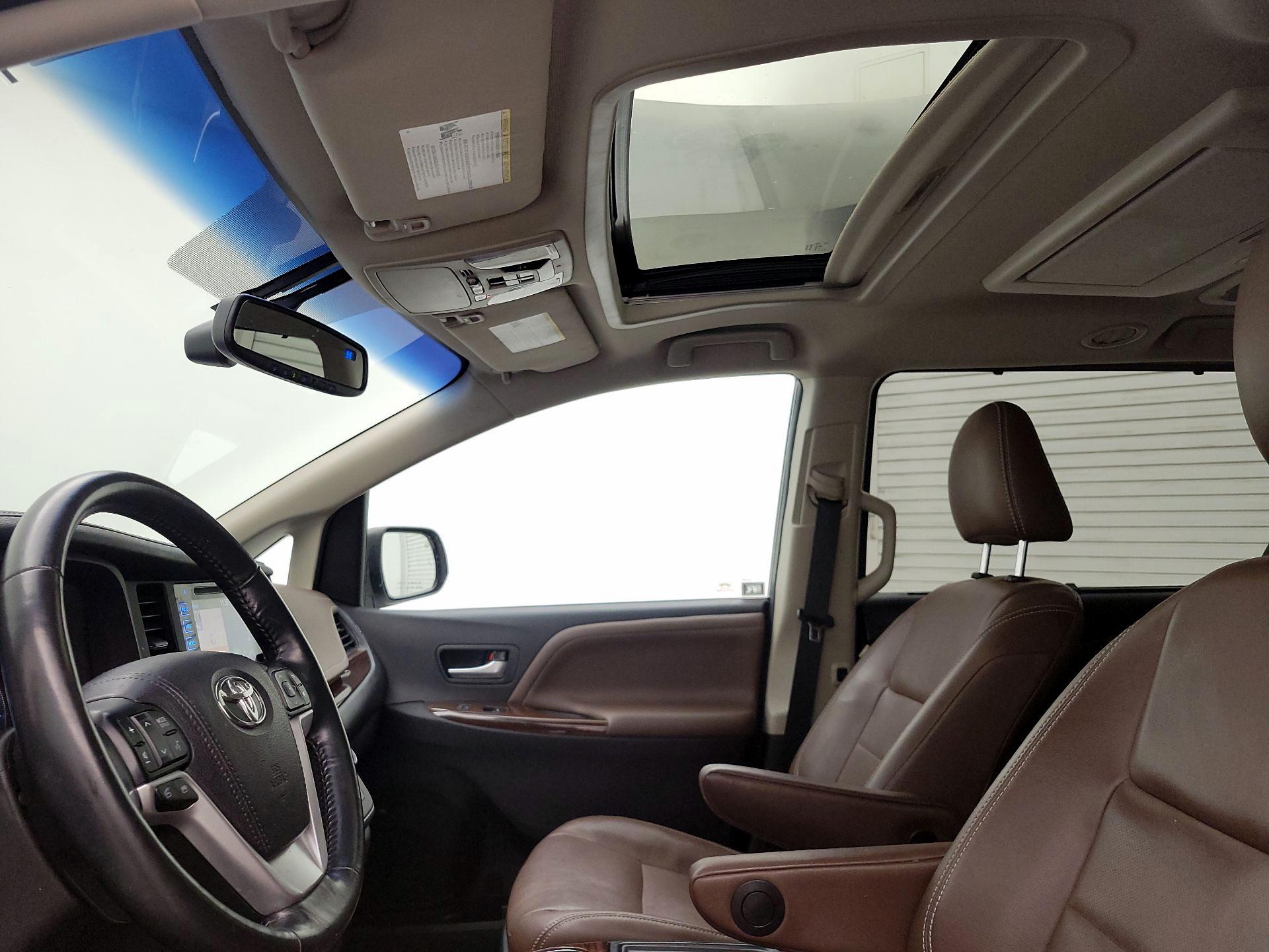 Thumbnail: 2017 Toyota Sienna - 19