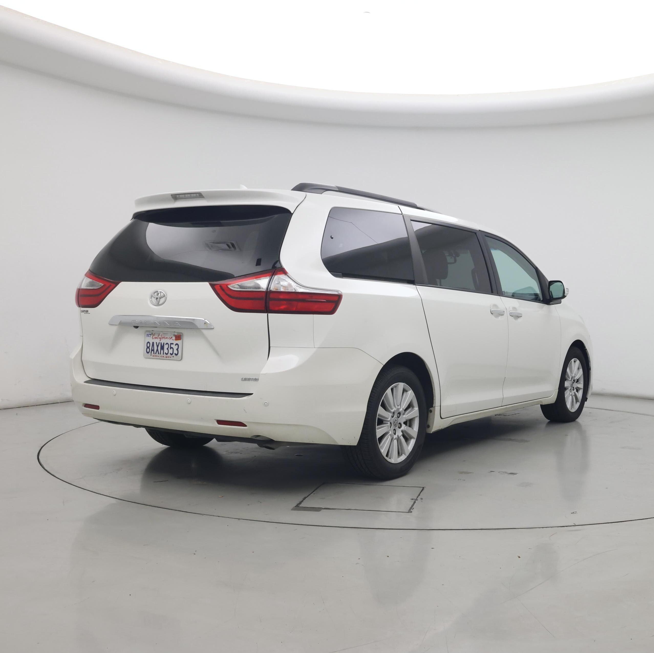 Thumbnail: 2017 Toyota Sienna - 8