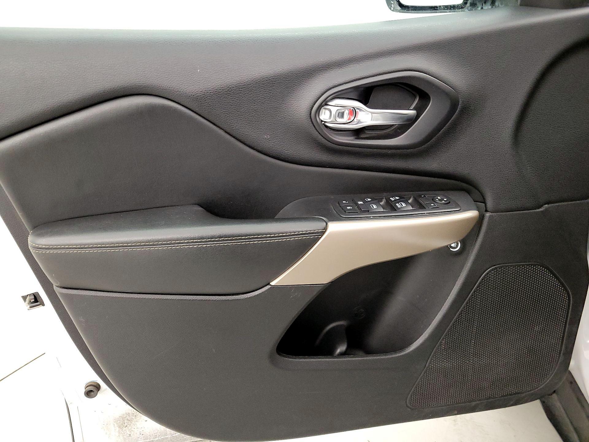 Thumbnail: 2018 Jeep Cherokee - 12