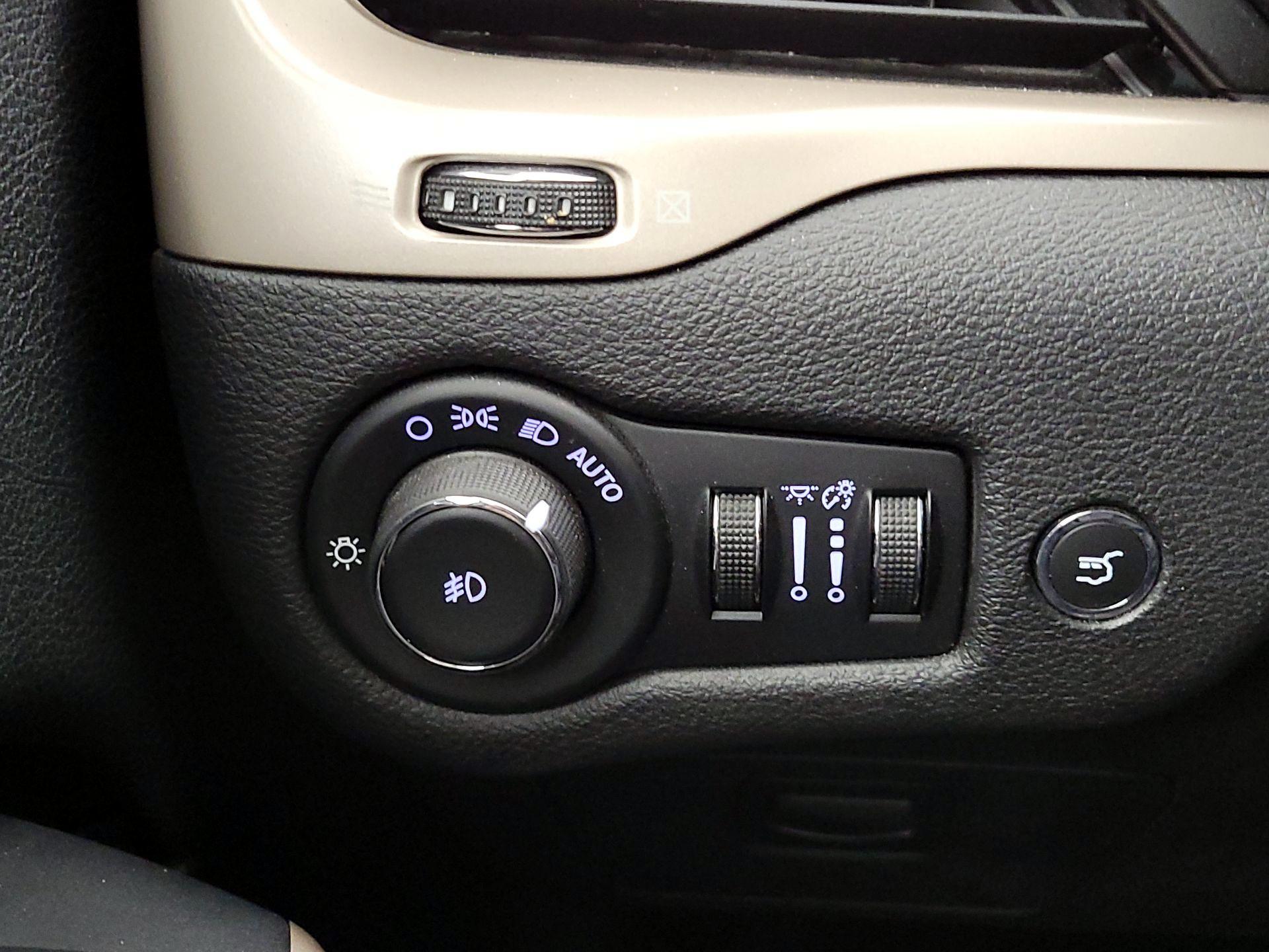 Thumbnail: 2018 Jeep Cherokee - 13