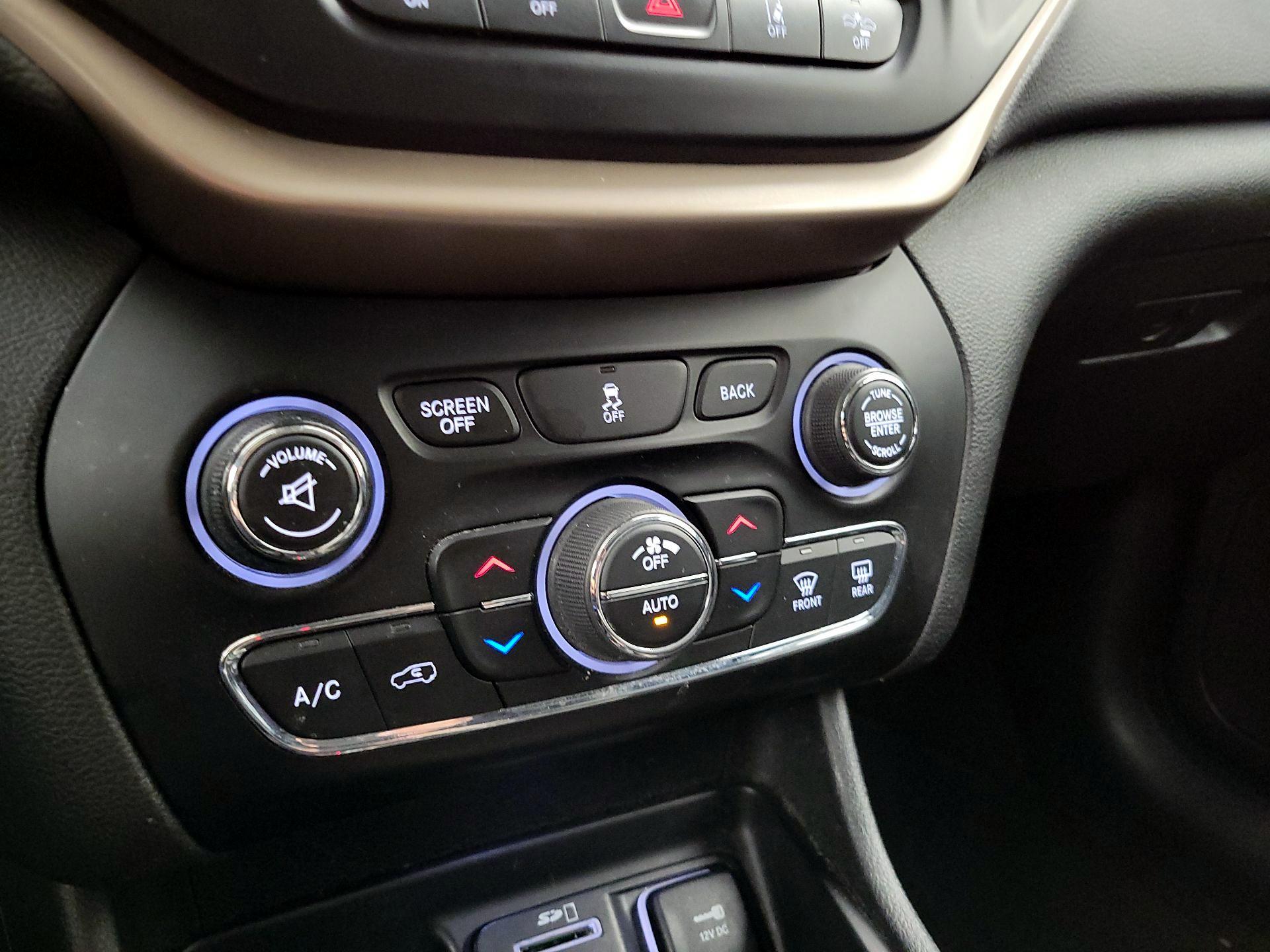 Thumbnail: 2018 Jeep Cherokee - 16