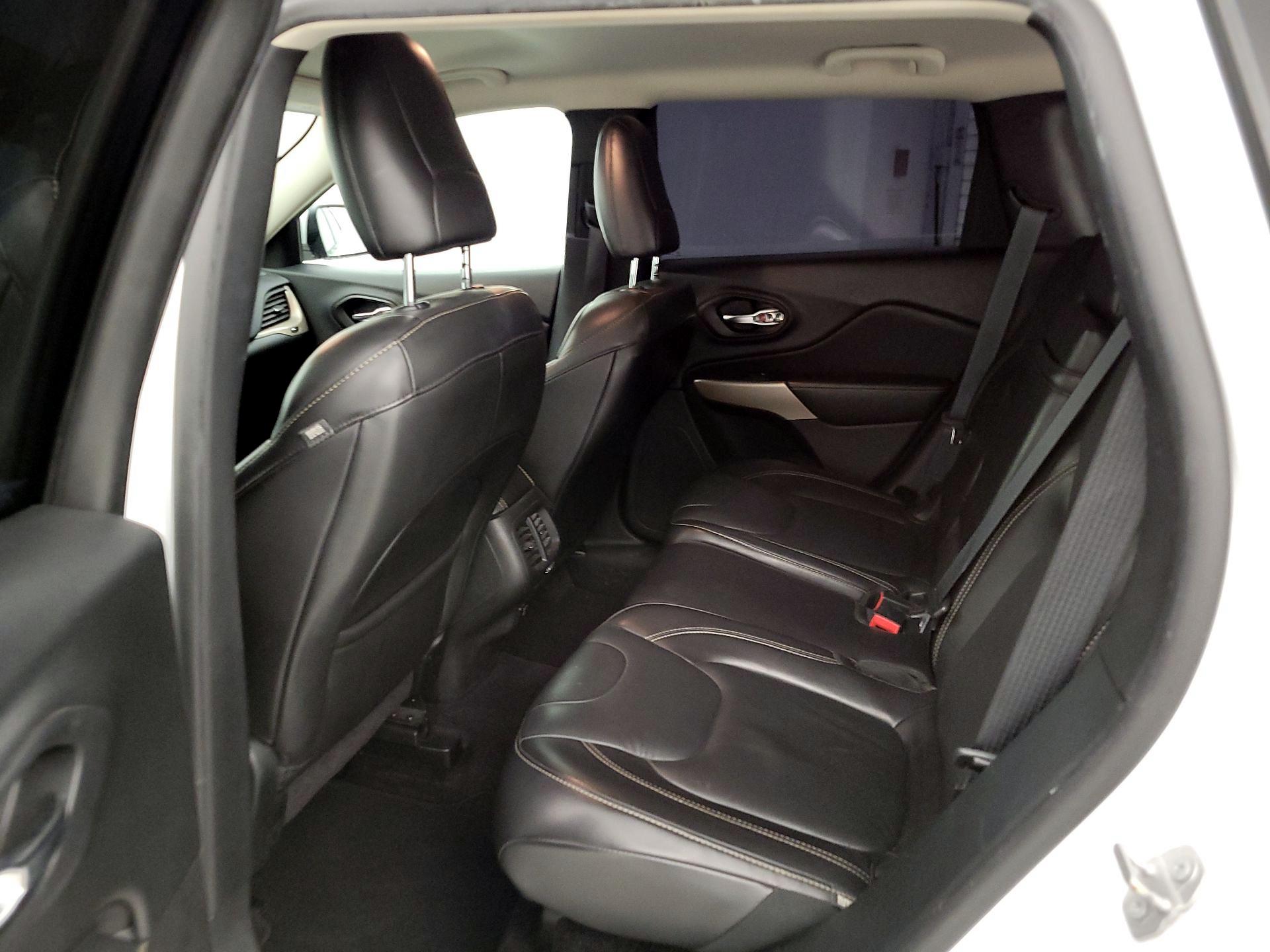 Thumbnail: 2018 Jeep Cherokee - 19