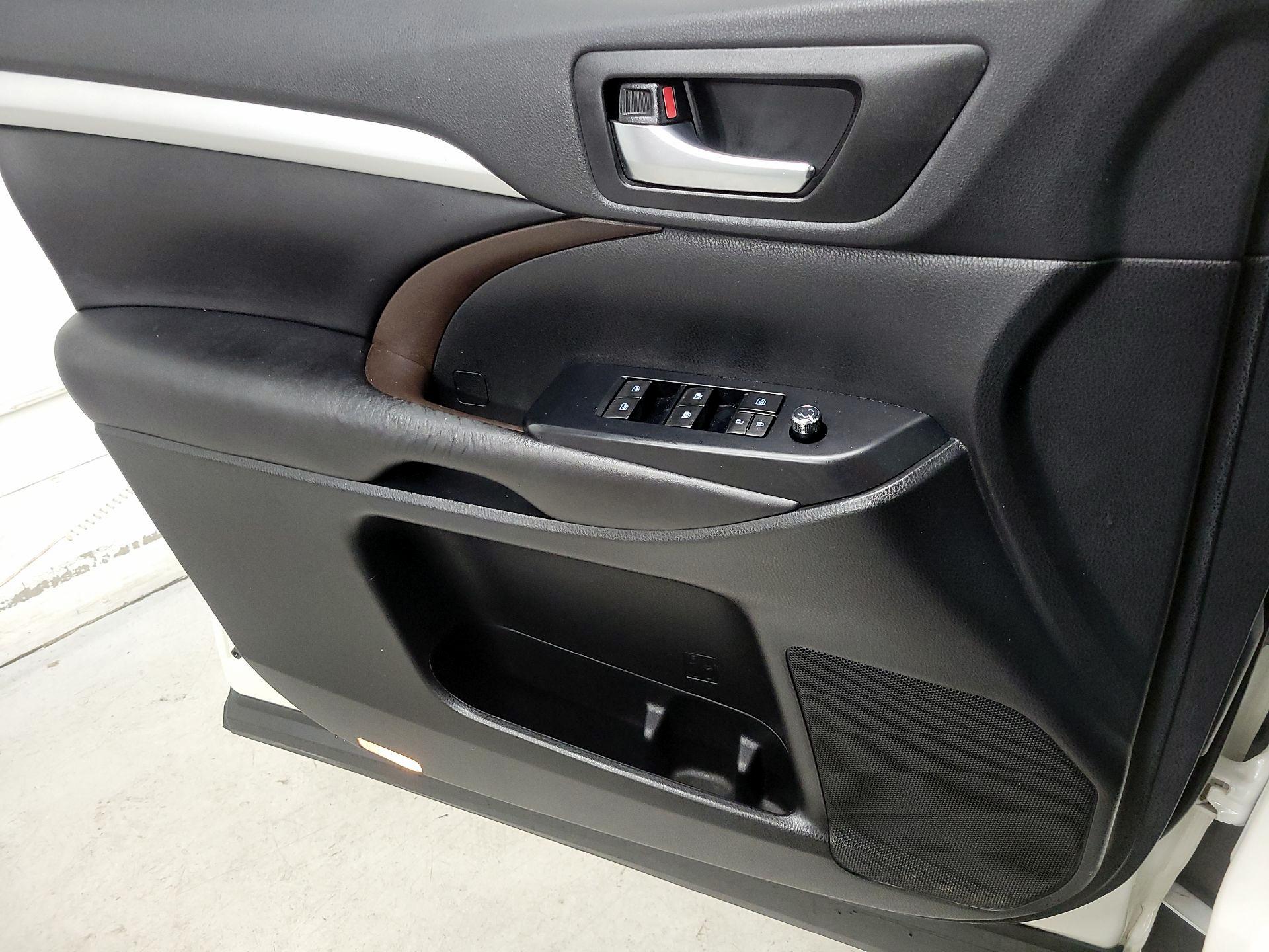 Thumbnail: 2019 Toyota Highlander - 12